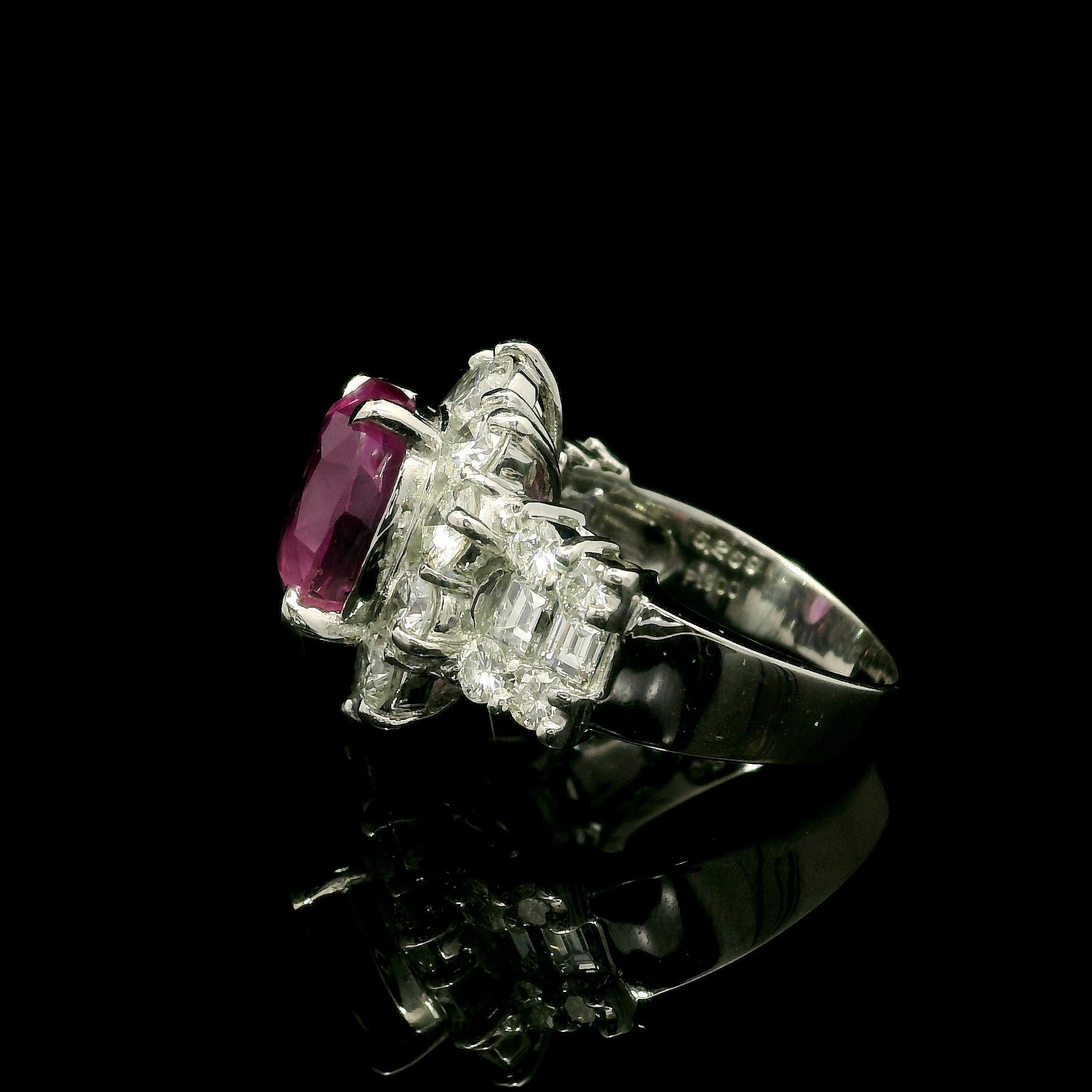 Anello in platino GIA 9,22ctw ovale senza calore con zaffiro rosa di Birmania e diamanti in vendita 10