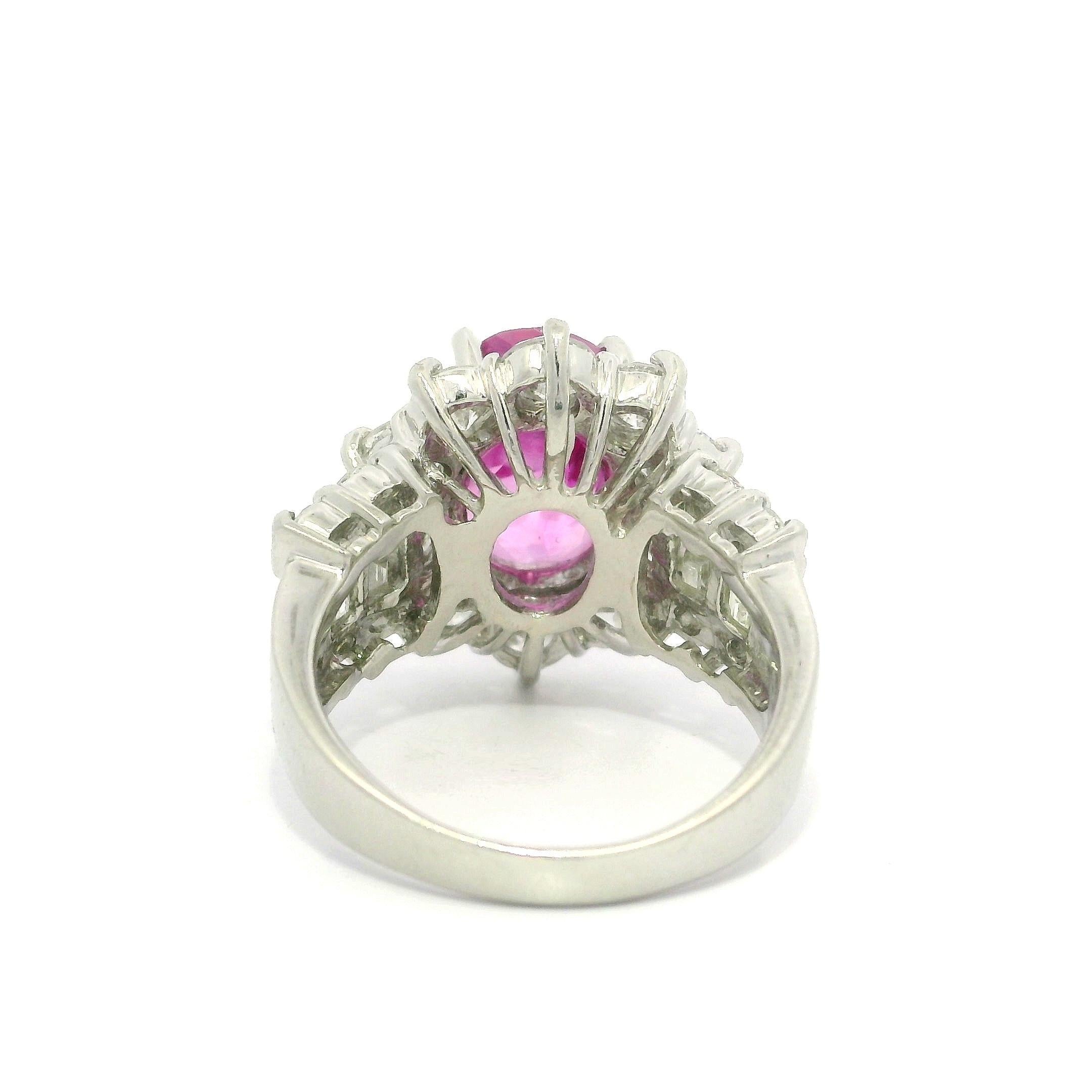 Taglio ovale Anello in platino GIA 9,22ctw ovale senza calore con zaffiro rosa di Birmania e diamanti in vendita