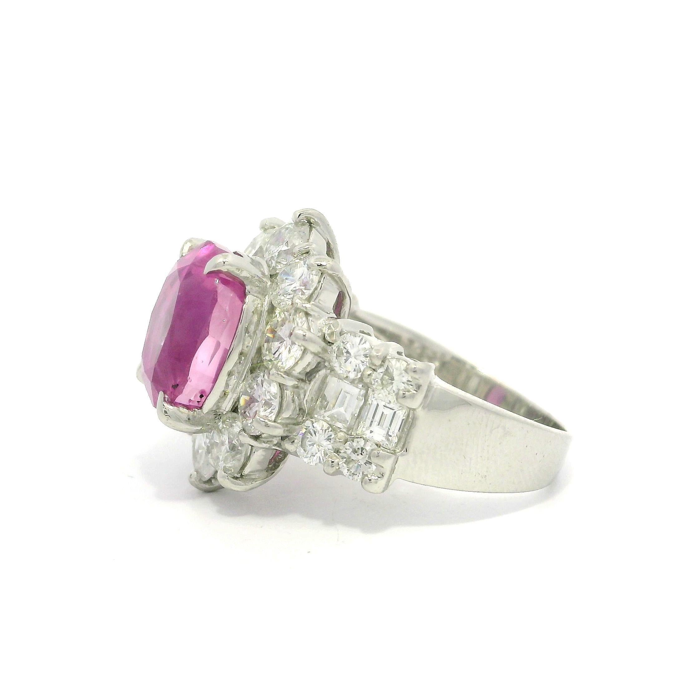 Anello in platino GIA 9,22ctw ovale senza calore con zaffiro rosa di Birmania e diamanti In condizioni buone in vendita a Montclair, NJ