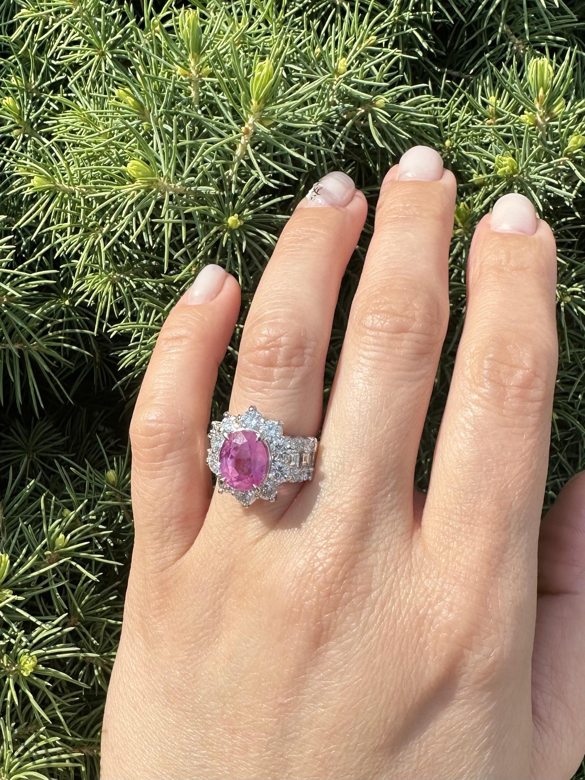 Anello in platino GIA 9,22ctw ovale senza calore con zaffiro rosa di Birmania e diamanti in vendita 4