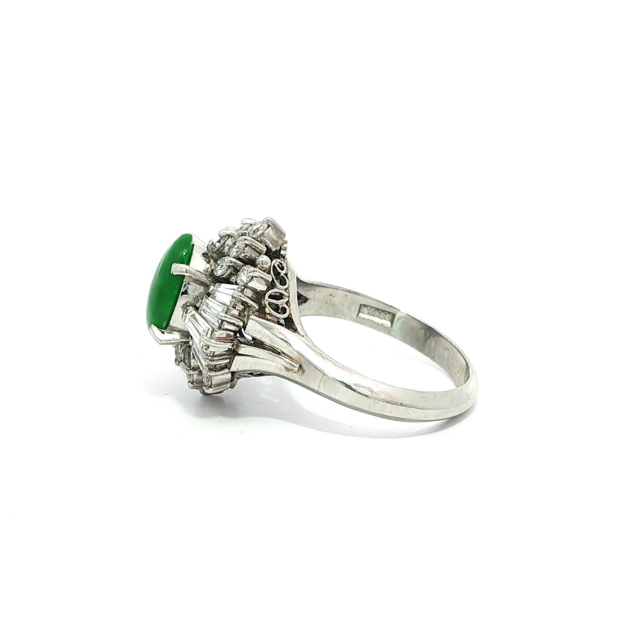 Cabochon Anello in platino GIA di giada Burma di tipo A con diamante da 0,92 ct. in vendita