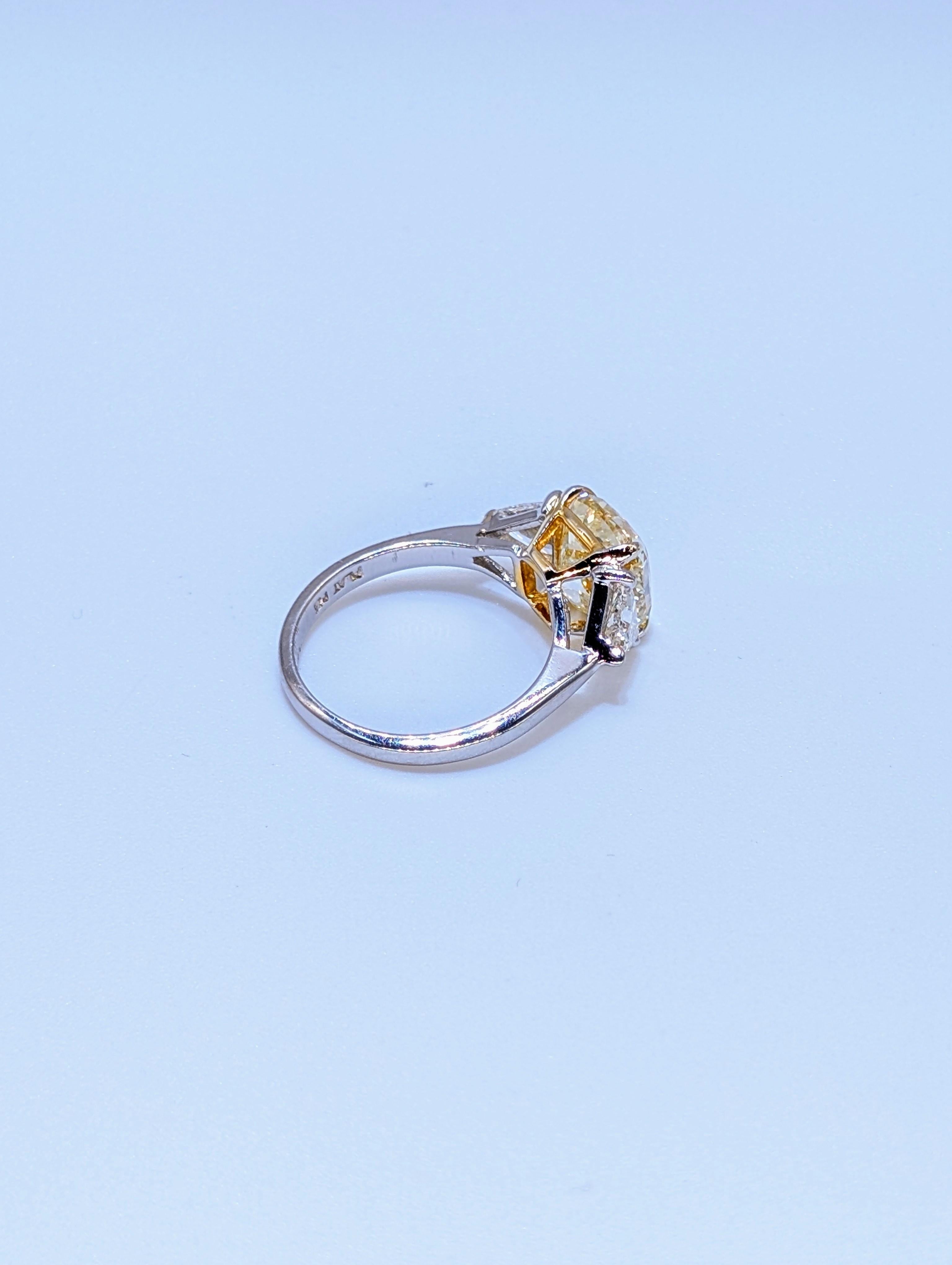 Taille coussin Platine GIA Cert. Bague de fiançailles en diamant à taille coussin de couleur jaune fantaisie en vente