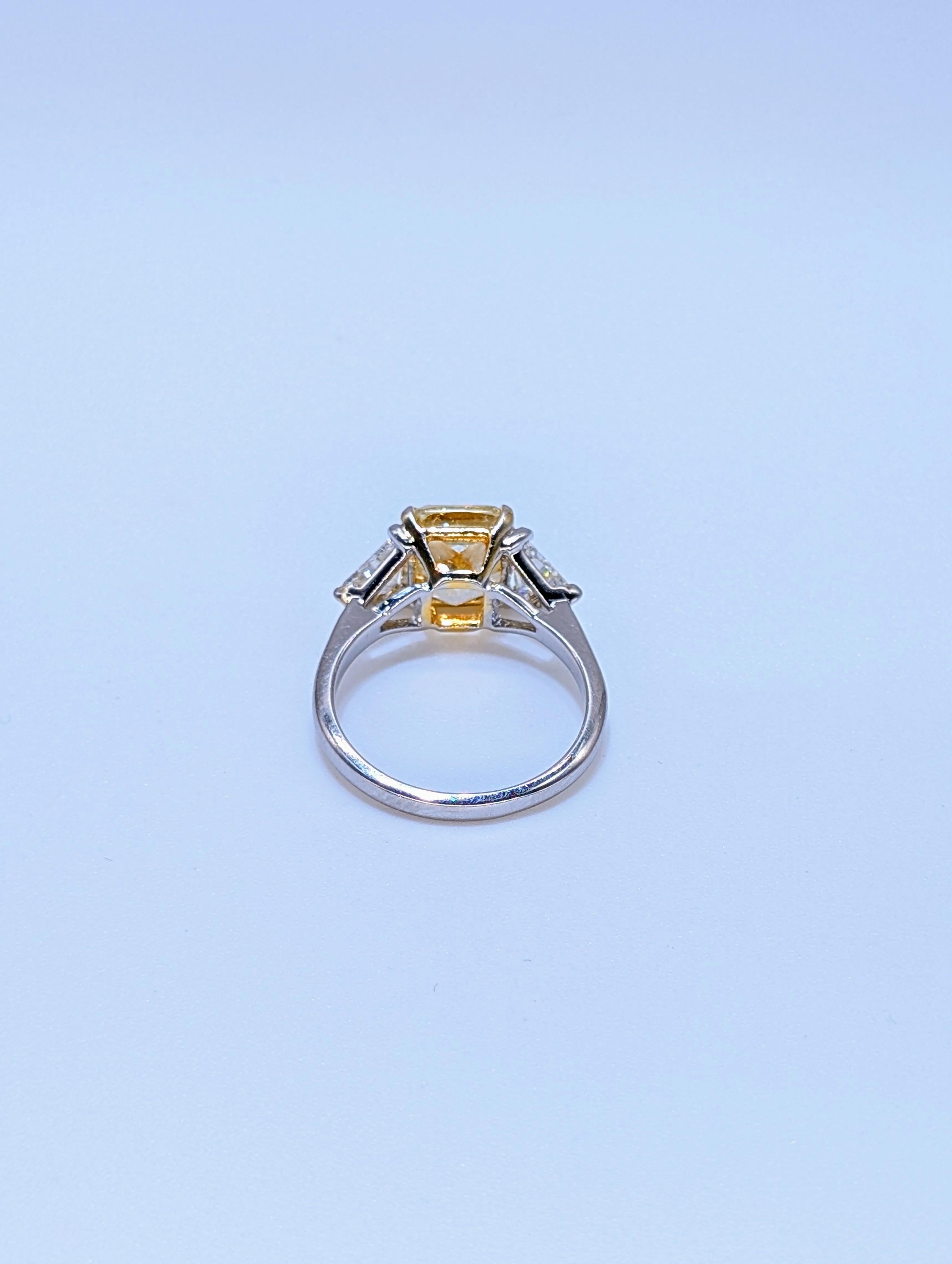 Platine GIA Cert. Bague de fiançailles en diamant à taille coussin de couleur jaune fantaisie Neuf - En vente à New York, US