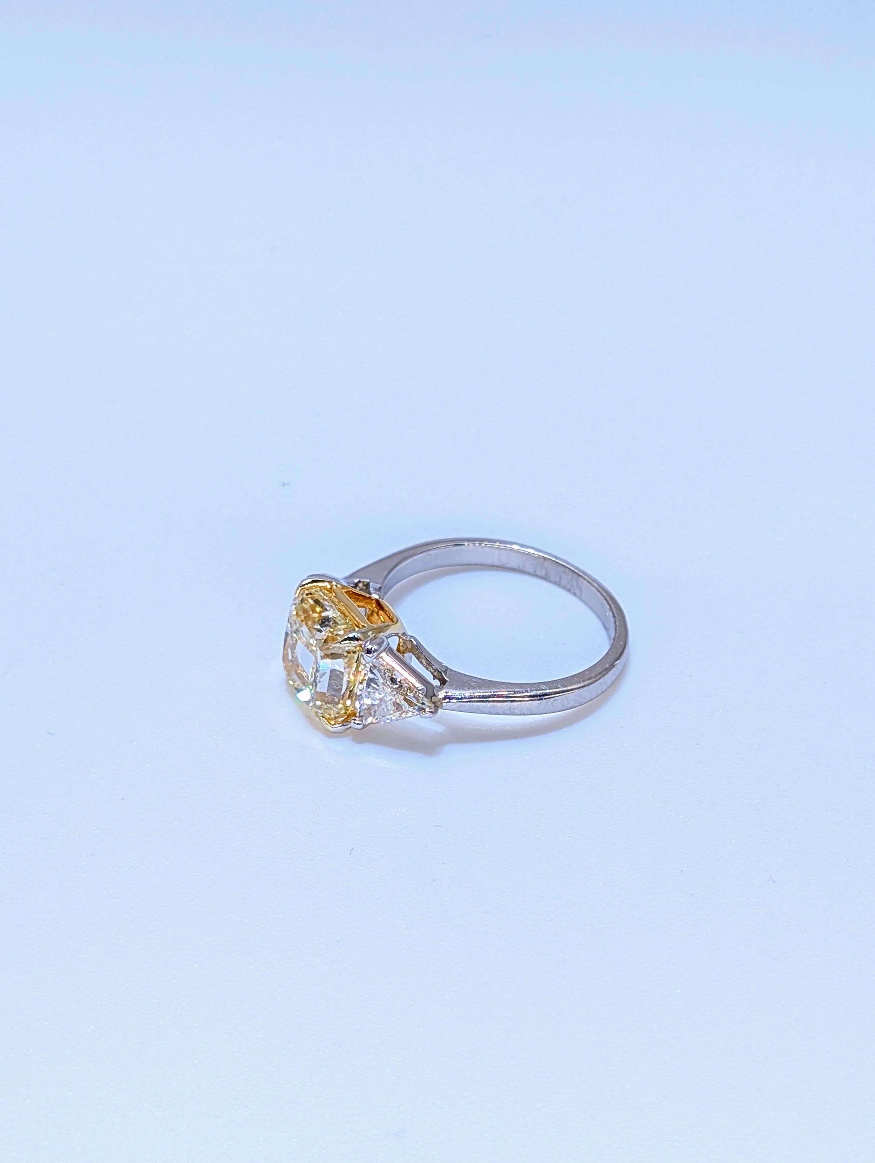 Platine GIA Cert. Bague de fiançailles en diamant à taille coussin de couleur jaune fantaisie Pour femmes en vente
