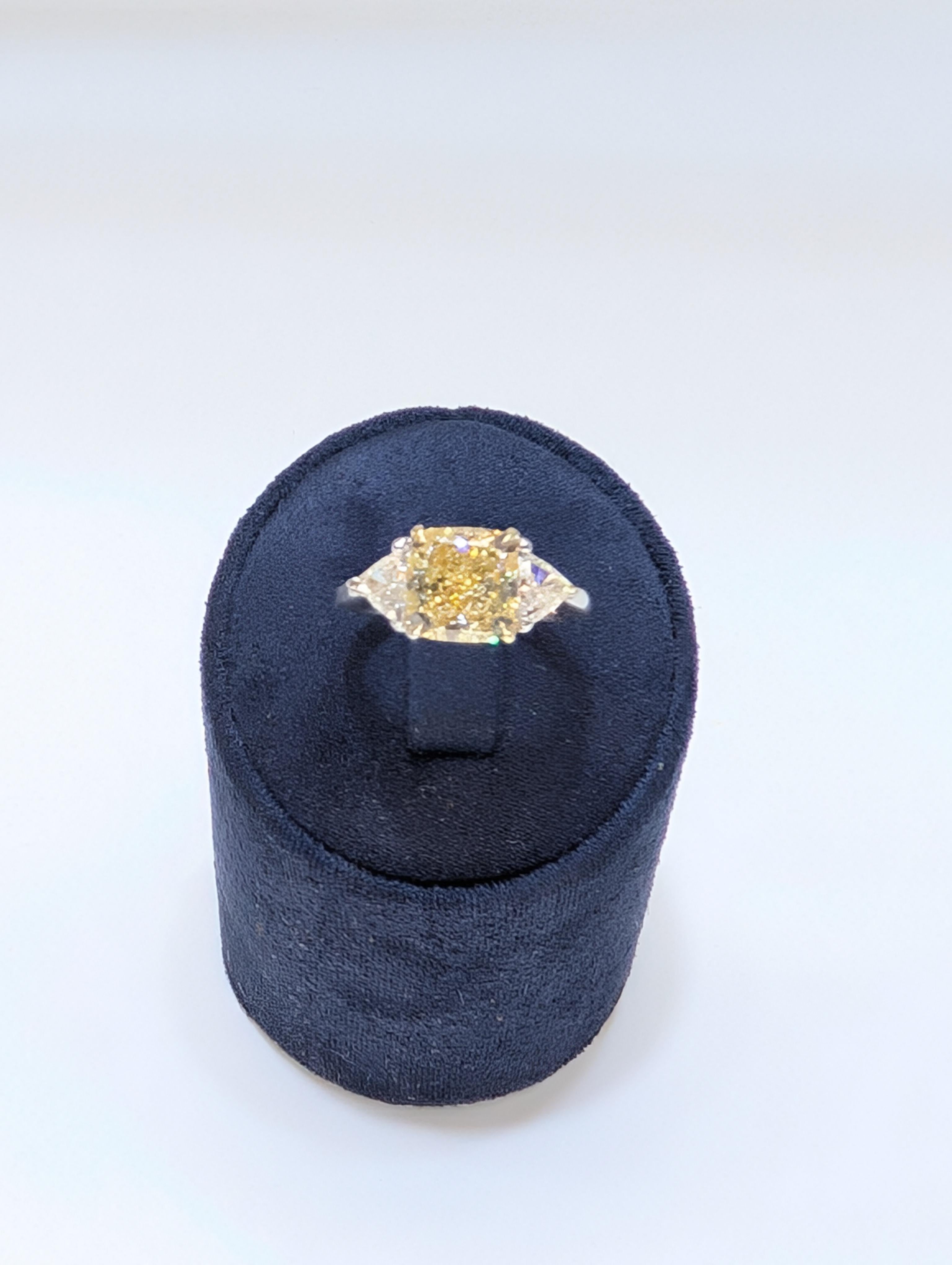 Platine GIA Cert. Bague de fiançailles en diamant à taille coussin de couleur jaune fantaisie en vente 1