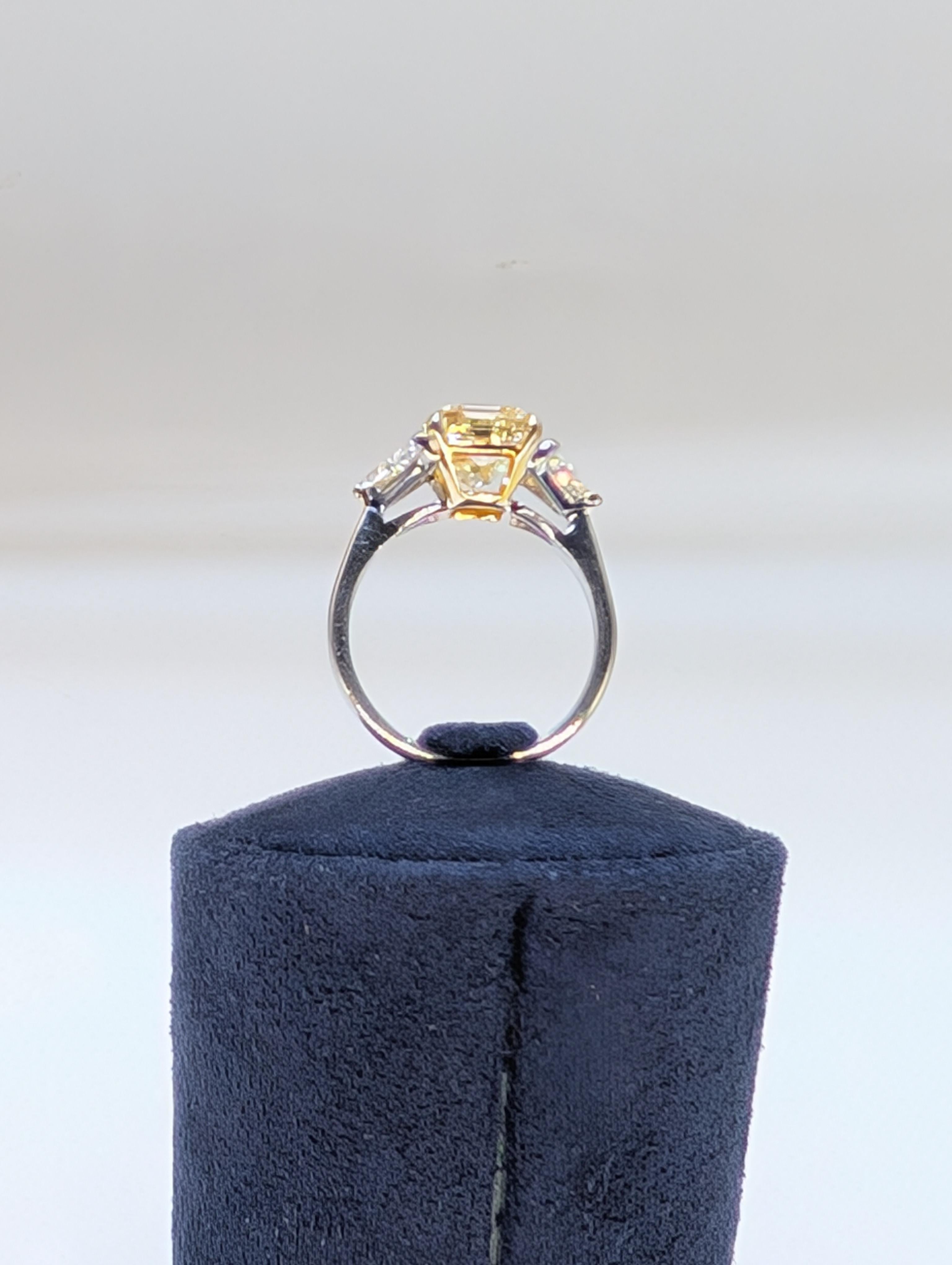 Platine GIA Cert. Bague de fiançailles en diamant à taille coussin de couleur jaune fantaisie en vente 2
