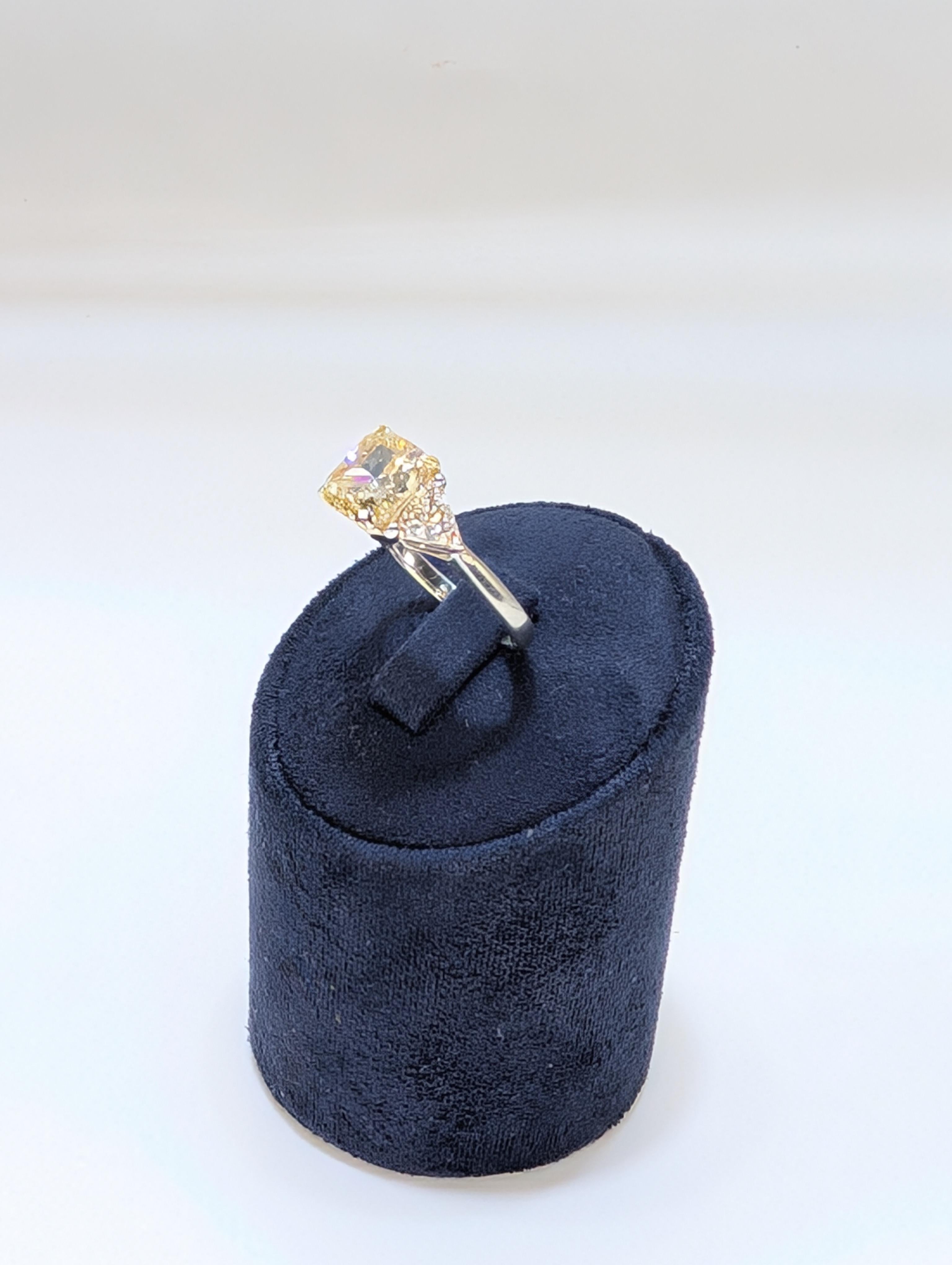 Platine GIA Cert. Bague de fiançailles en diamant à taille coussin de couleur jaune fantaisie en vente 3