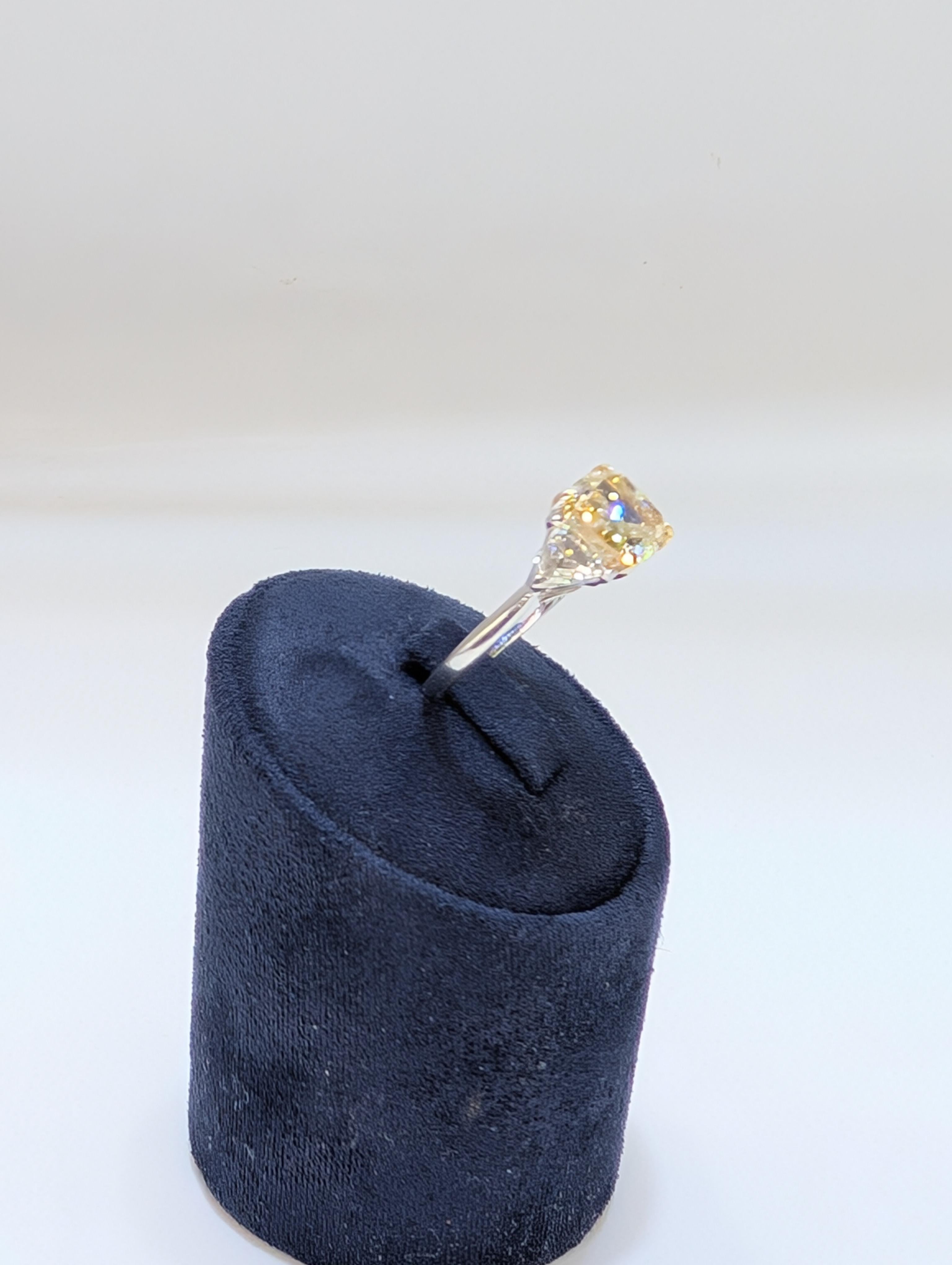 Platine GIA Cert. Bague de fiançailles en diamant à taille coussin de couleur jaune fantaisie en vente 4