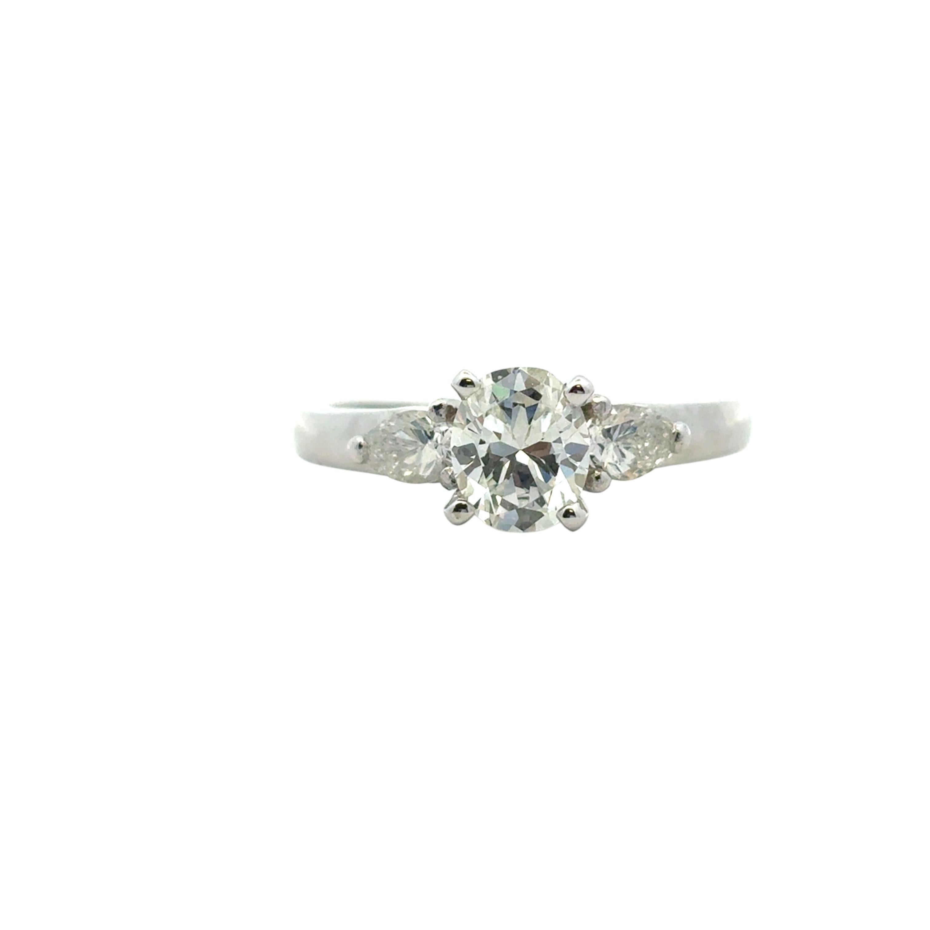 Moderne Bague de fiançailles en platine avec diamant ovale certifié GIA de 0,80 carat en vente