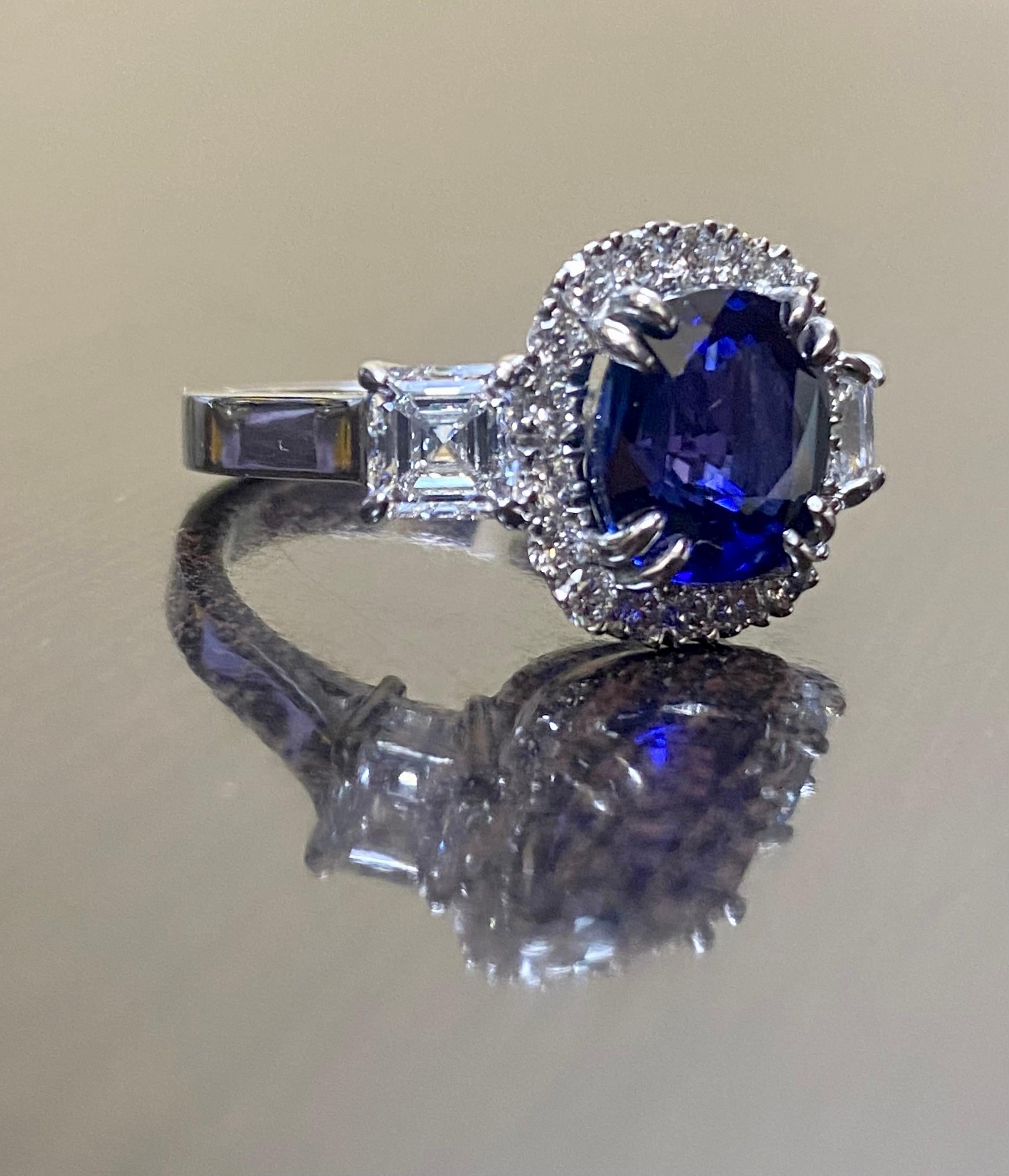 DeKara Designs Collection Masterpiece

Wunderschöner Modern/Art Deco Ceylon Blue Sapphire und Diamant Ring

Metall - 90% Platin, 10% Iridium.

Steine- GIA-zertifizierter Ceylon-Königsblauer Saphir im Kissenschliff mit 5,03 Karat. GIA-zertifizierter