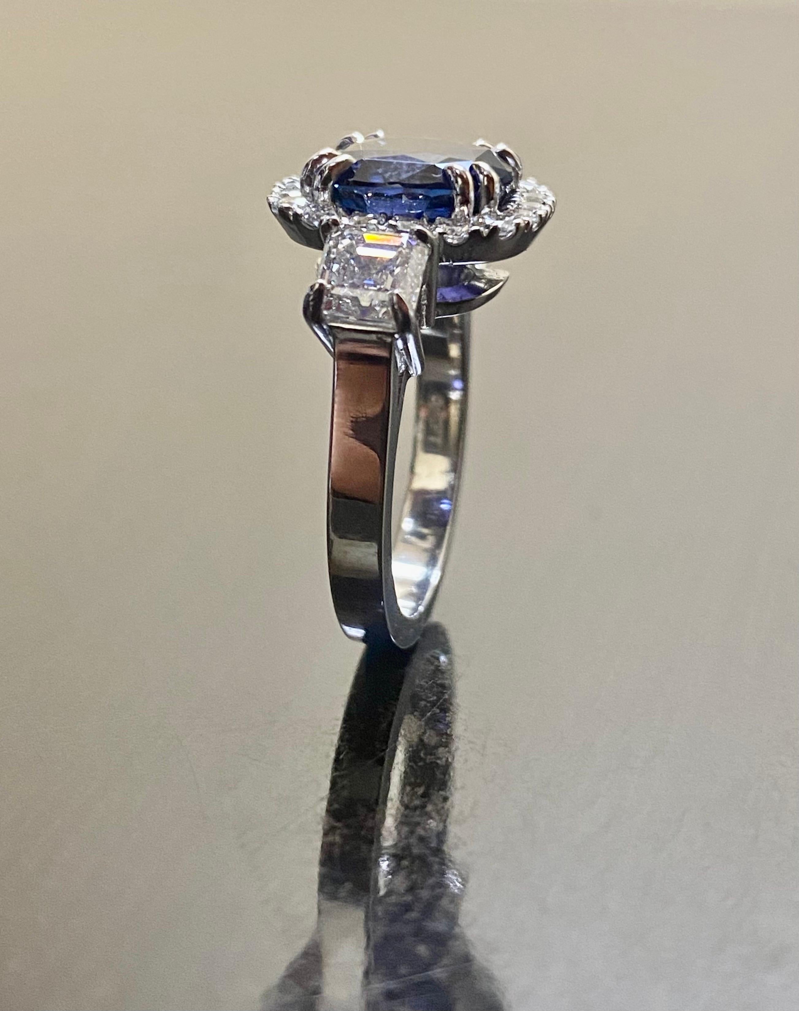 Taille coussin Bague en platine avec saphir bleu taille Asscher et halo de diamants taille coussin certifiés GIA en vente