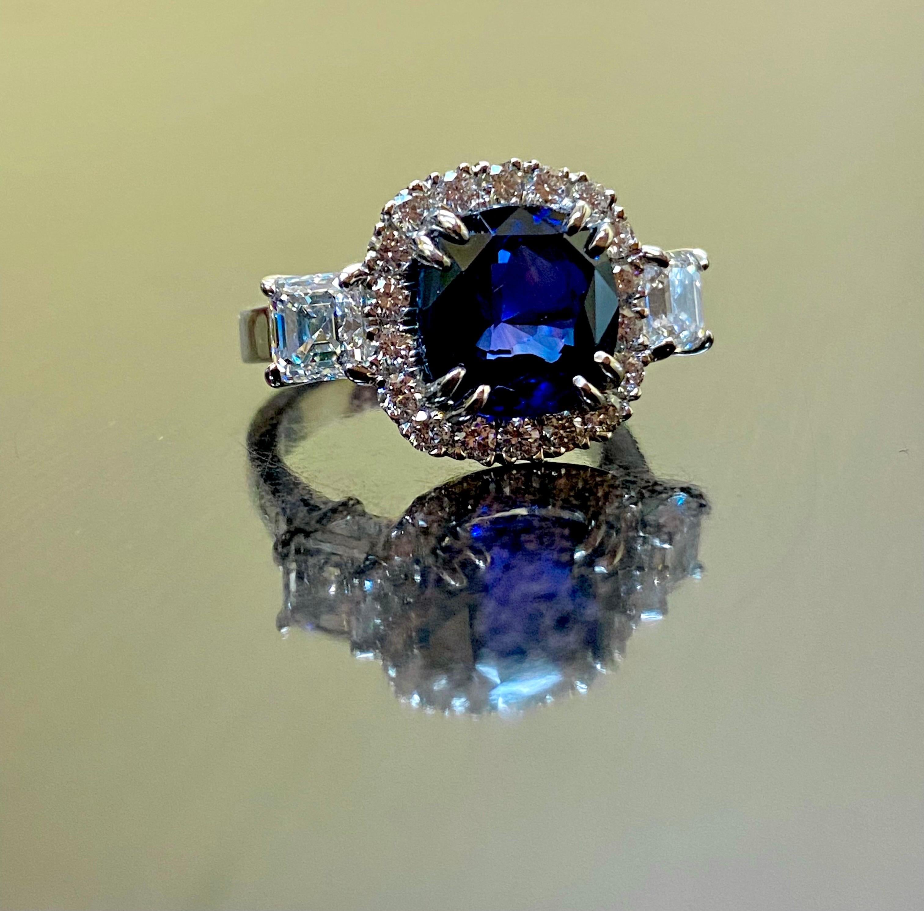 Platin GIA zertifizierter Asscher-Schliff Diamant Halo Cushion Cut Blauer Saphir Ring im Zustand „Neu“ im Angebot in Los Angeles, CA