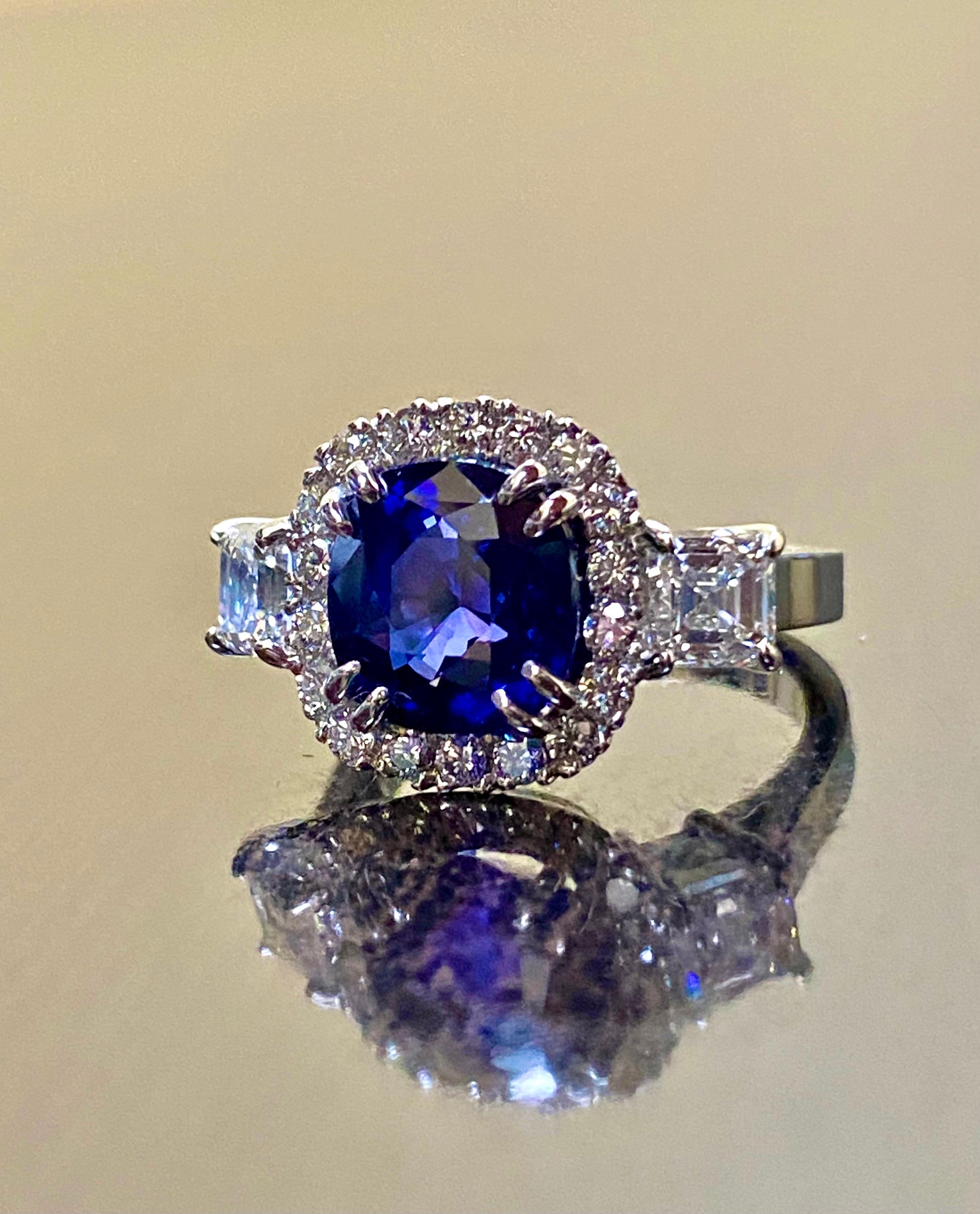 Bague en platine avec saphir bleu taille Asscher et halo de diamants taille coussin certifiés GIA en vente 1