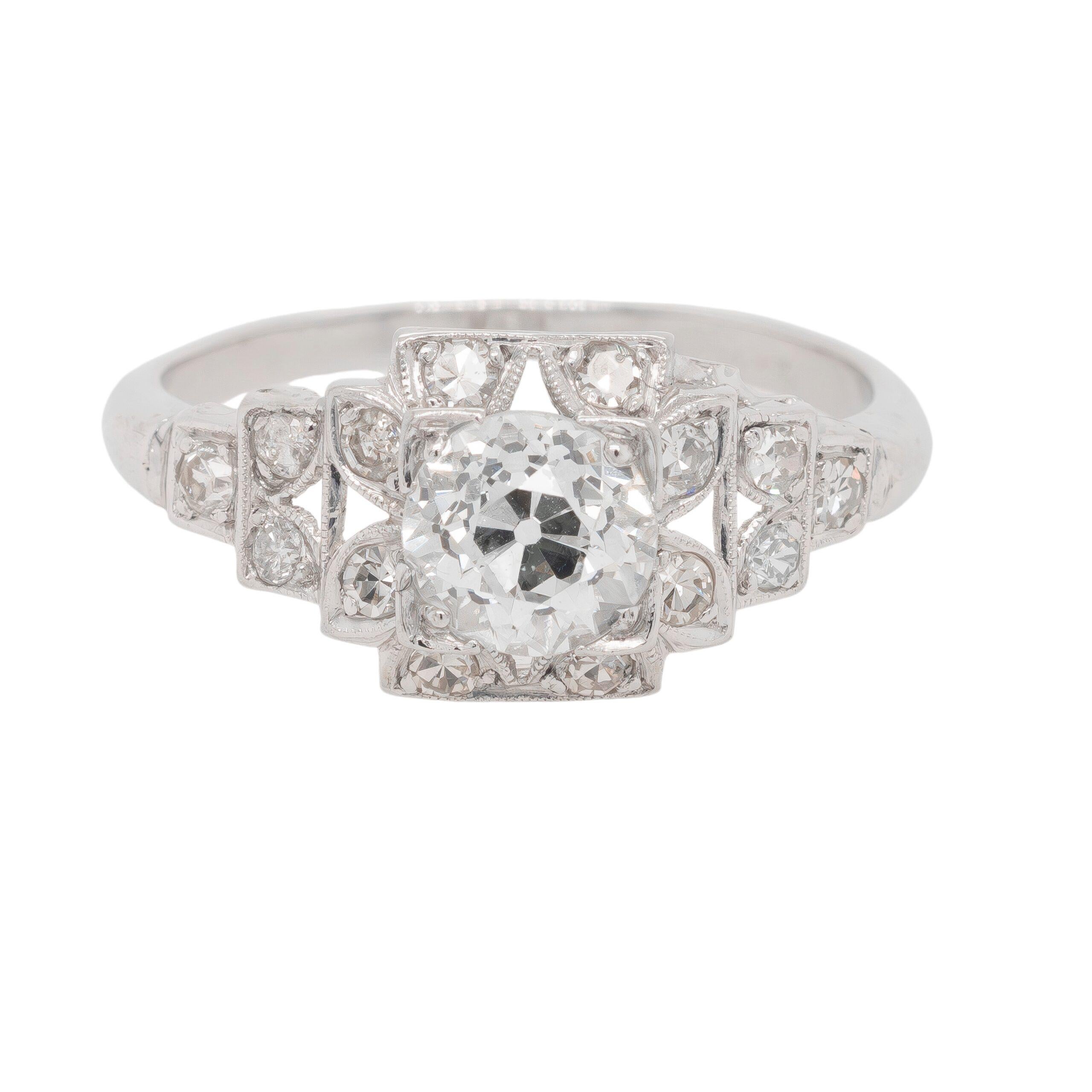 Questo elegante anello di fidanzamento vintage in platino mette in mostra un intramontabile diamante antico europeo naturale da 1,09 carati con taglio Brilliante al centro. Classificato J nel colore e VS1 nella purezza, questo diamante ha un calore