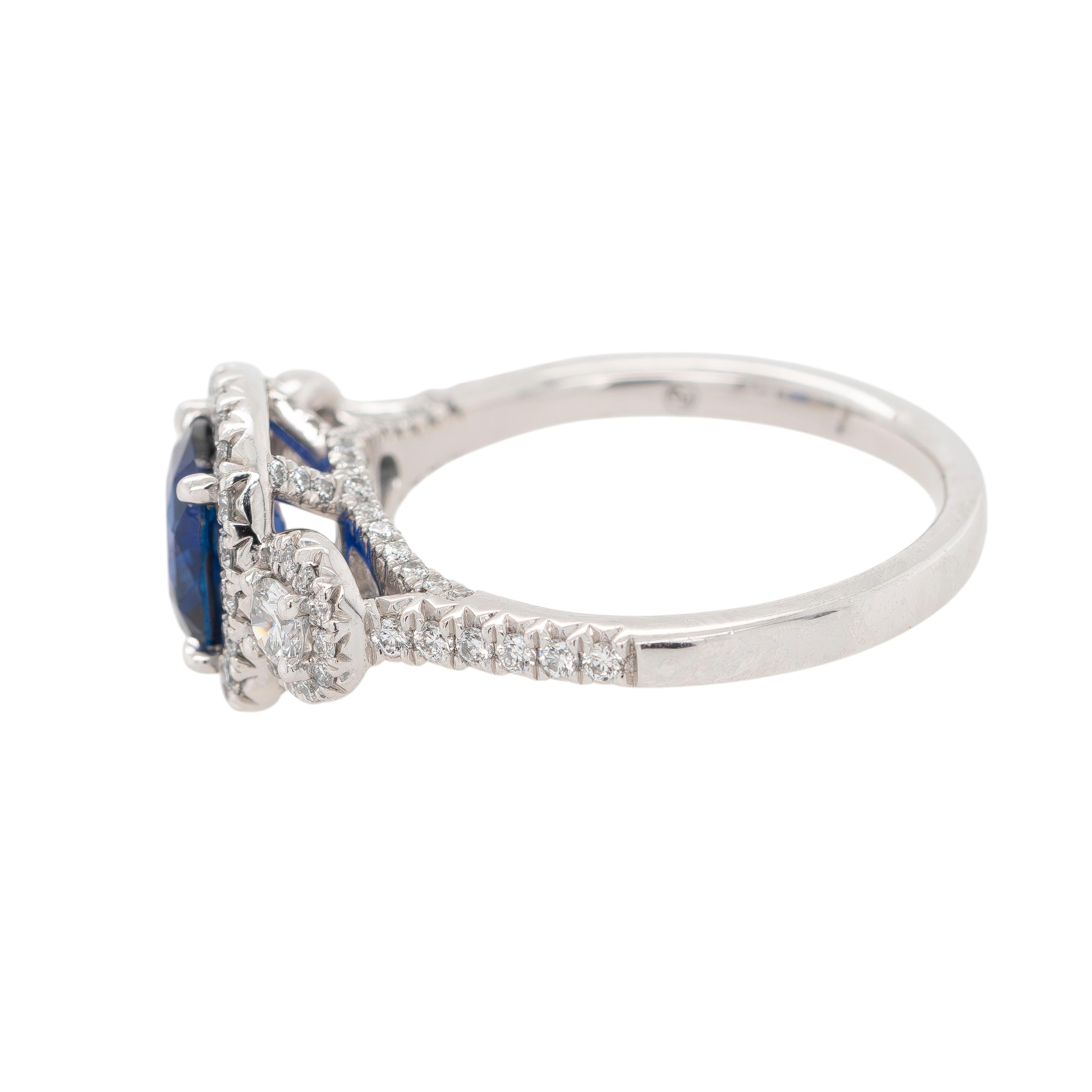 Platin GIA-zertifizierter Saphir und Diamant Halo-Ring im Zustand „Neu“ in Boca Raton, FL