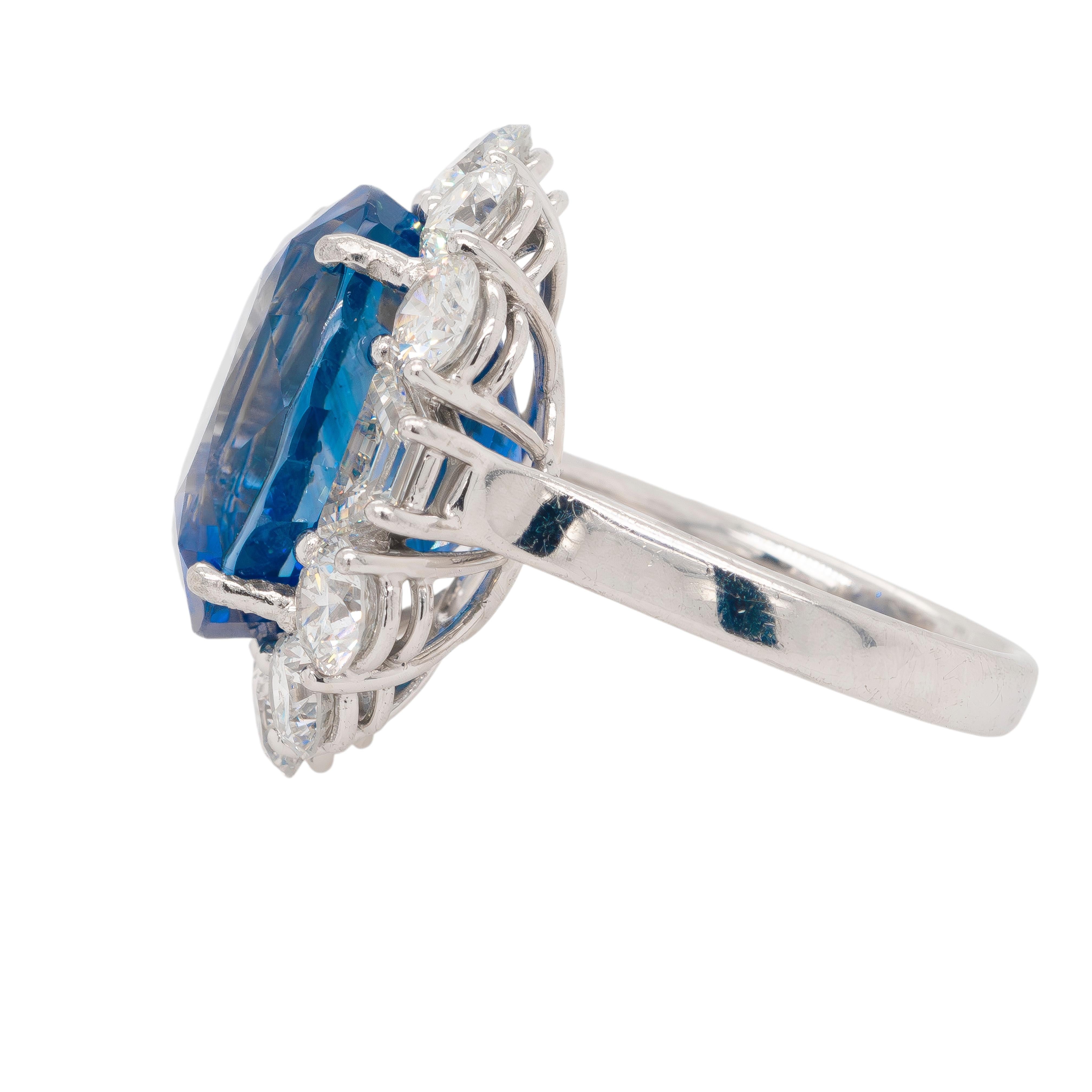 Dieser prächtige Platinring präsentiert einen atemberaubenden ovalen Saphir von 18,28 Karat, zertifiziert von GIA, mit einer intensiven Farbe und bemerkenswerter Präsenz. Ergänzt wird der Saphir durch runde Brillanten mit einem Gesamtgewicht von ca.