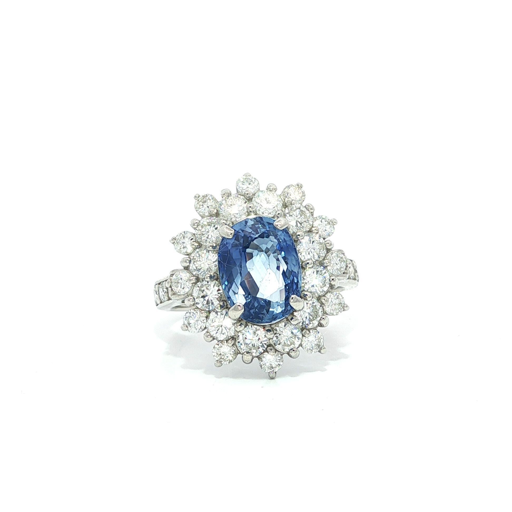 Platin GIA Ceylon Kornblume Blauer Saphir Diamant Doppel Halo Cluster Ring (Brillantschliff) im Angebot