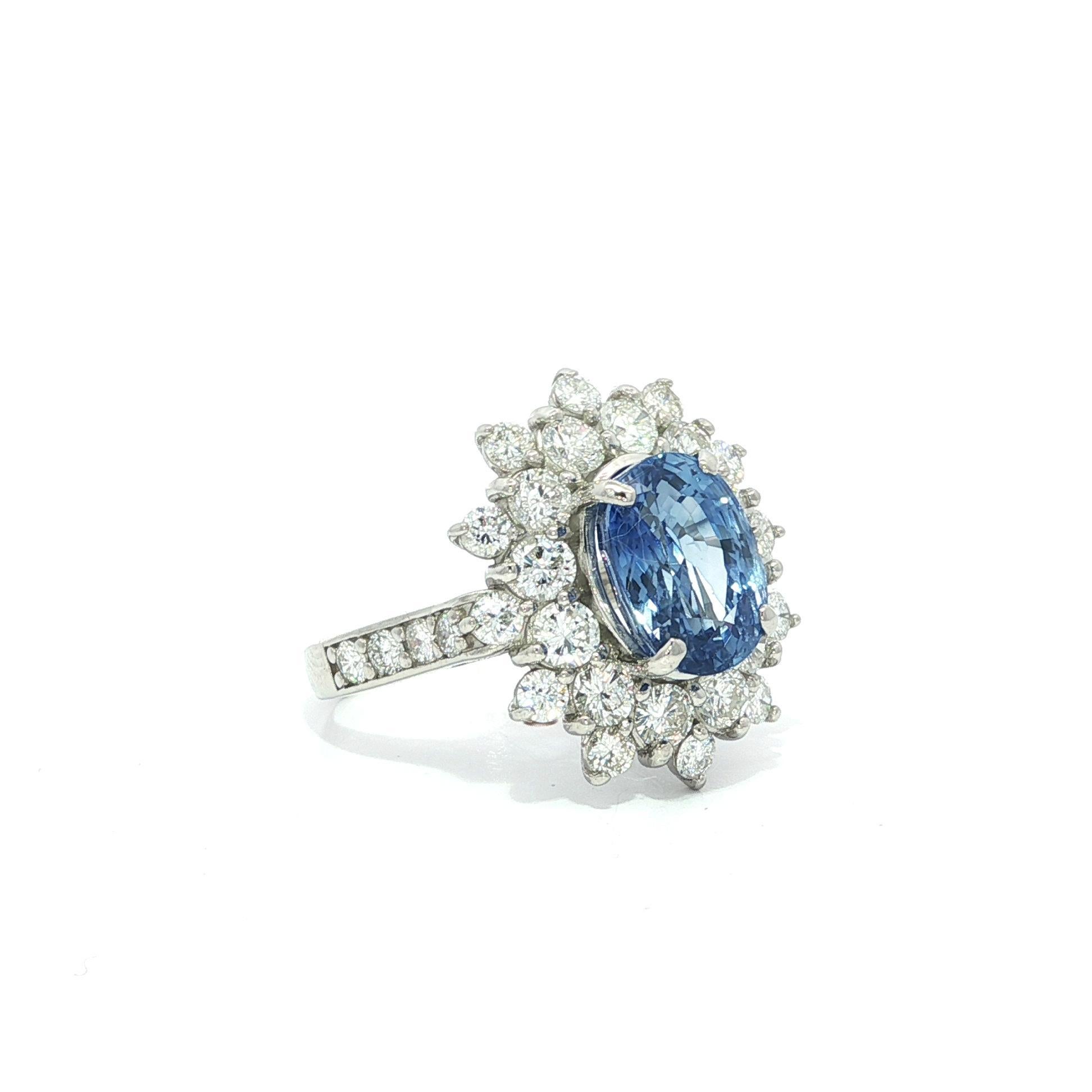 Platin GIA Ceylon Kornblume Blauer Saphir Diamant Doppel Halo Cluster Ring im Zustand „Hervorragend“ im Angebot in Montclair, NJ