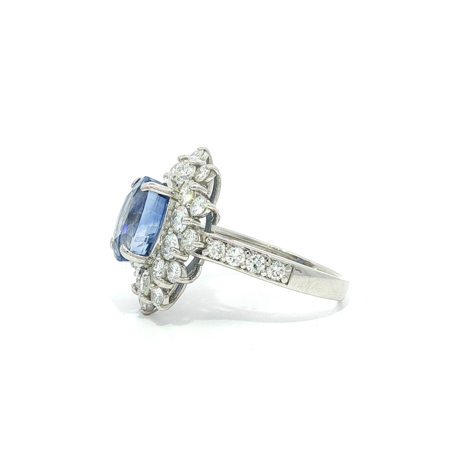 Platin GIA Ceylon Kornblume Blauer Saphir Diamant Doppel Halo Cluster Ring im Angebot 1