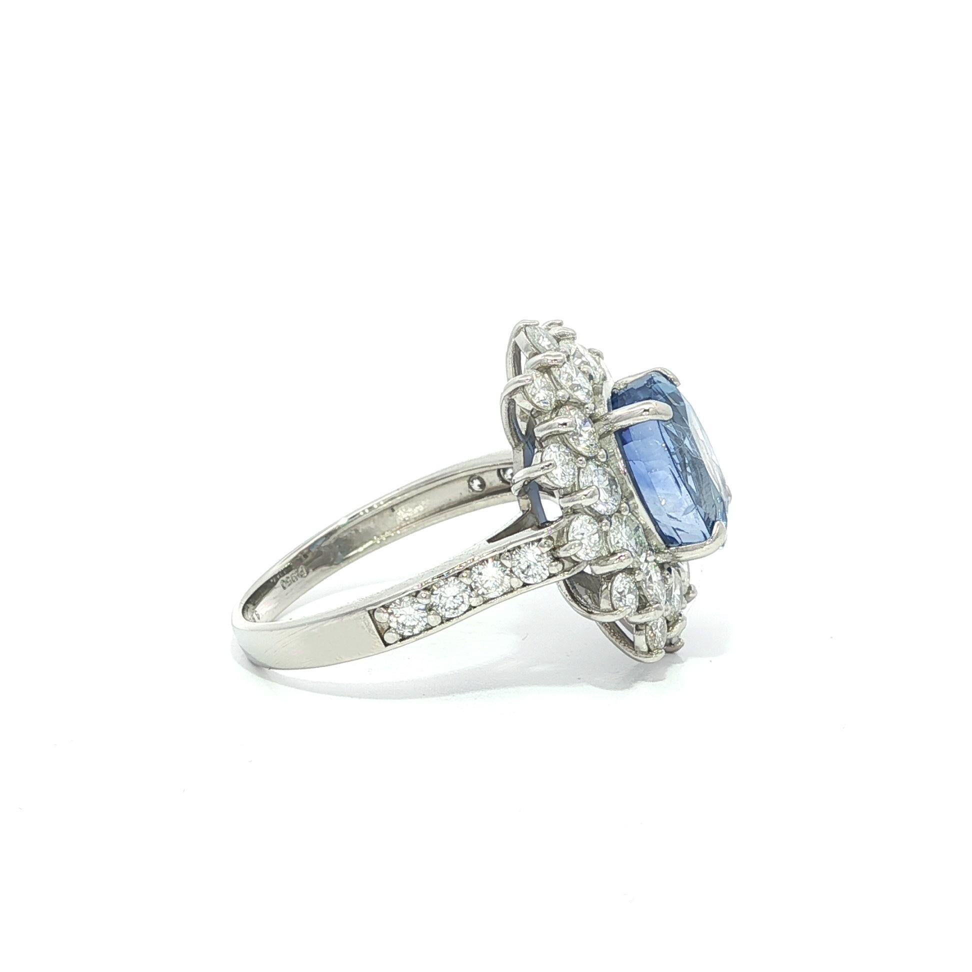 Platin GIA Ceylon Kornblume Blauer Saphir Diamant Doppel Halo Cluster Ring im Angebot 3