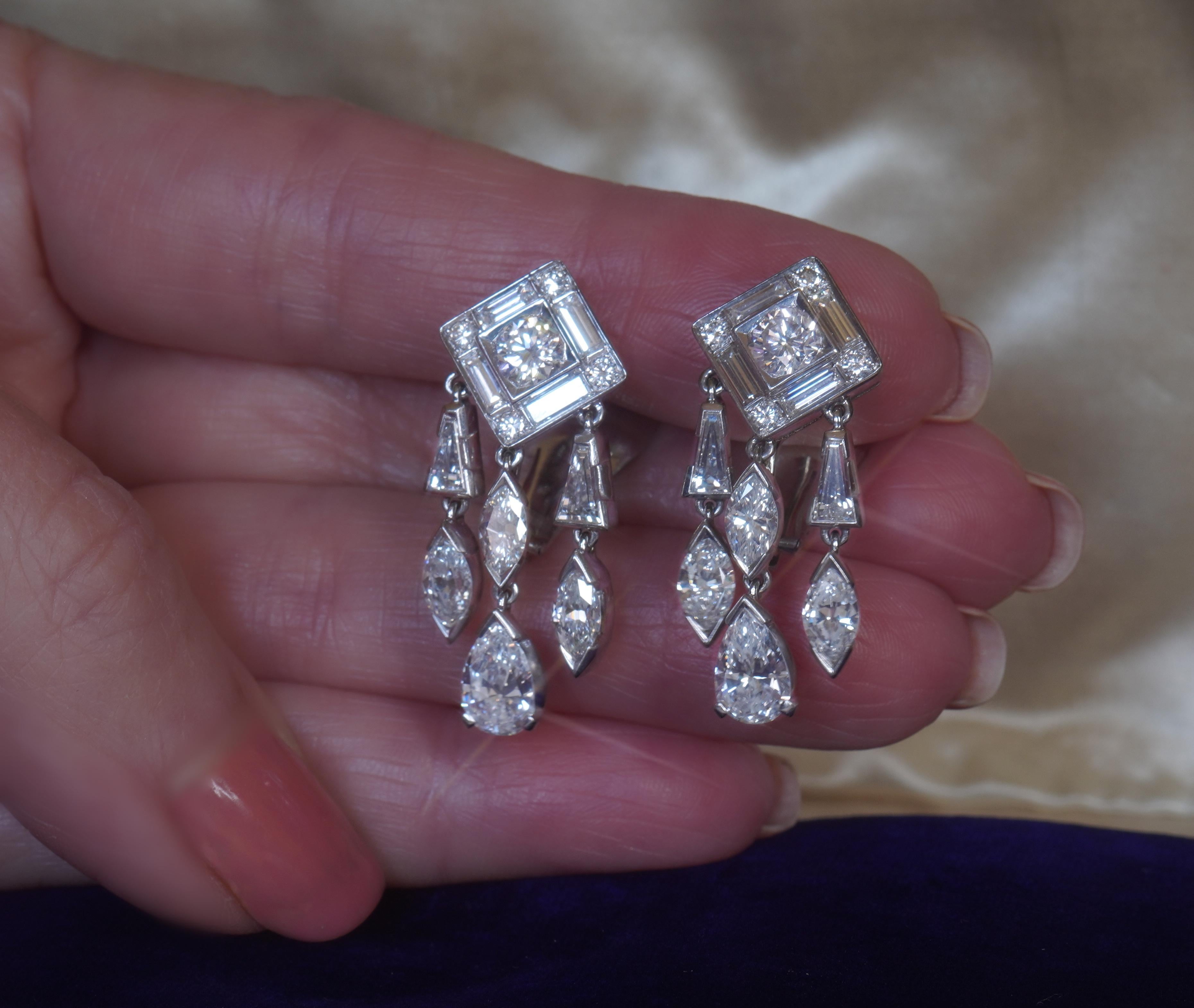 Old South Jewels présente fièrement.... LUXE.    BOUCLES D'OREILLES ANCIENNES EN PLATINE ET DIAMANT 18K DE 9.64 CARATS AVEC BOITE !    Énormes boucles d'oreilles antiques en diamant blanc étincelant datant de 100 ans !   Les énormes diamants