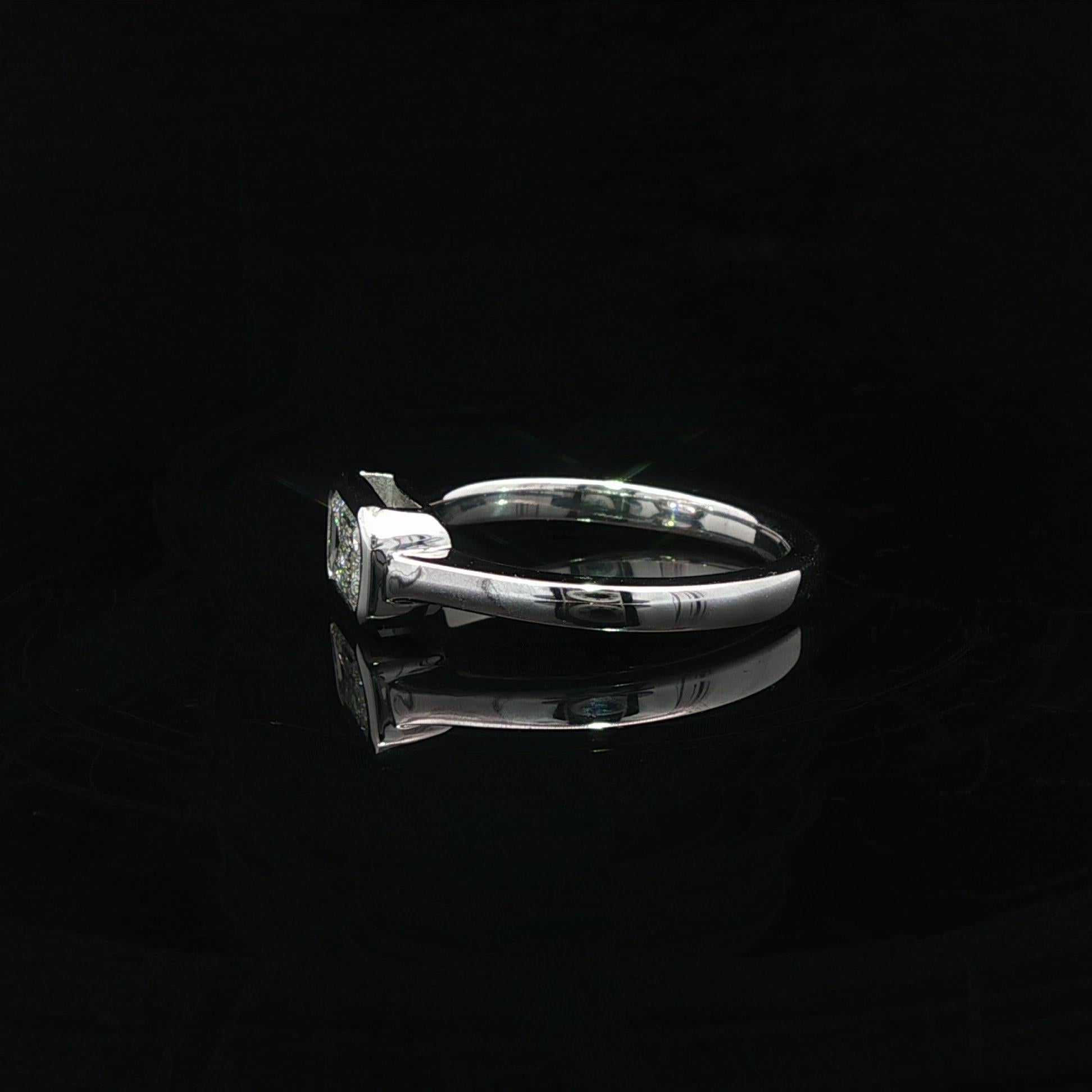 Platin GIA Länglicher Smaragd Schliff .80ct Diamant Lünette Solitär Ost-West Ring im Angebot 6