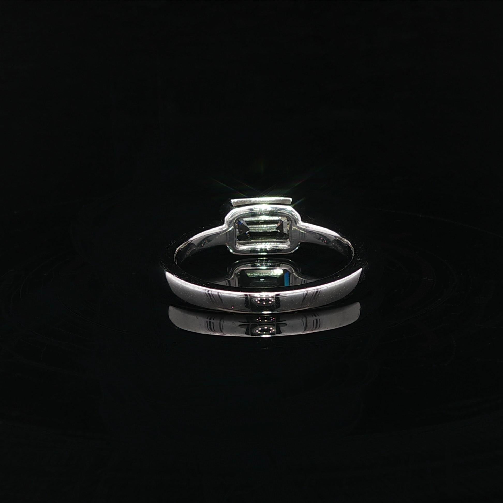 Platin GIA Länglicher Smaragd Schliff .80ct Diamant Lünette Solitär Ost-West Ring im Angebot 7