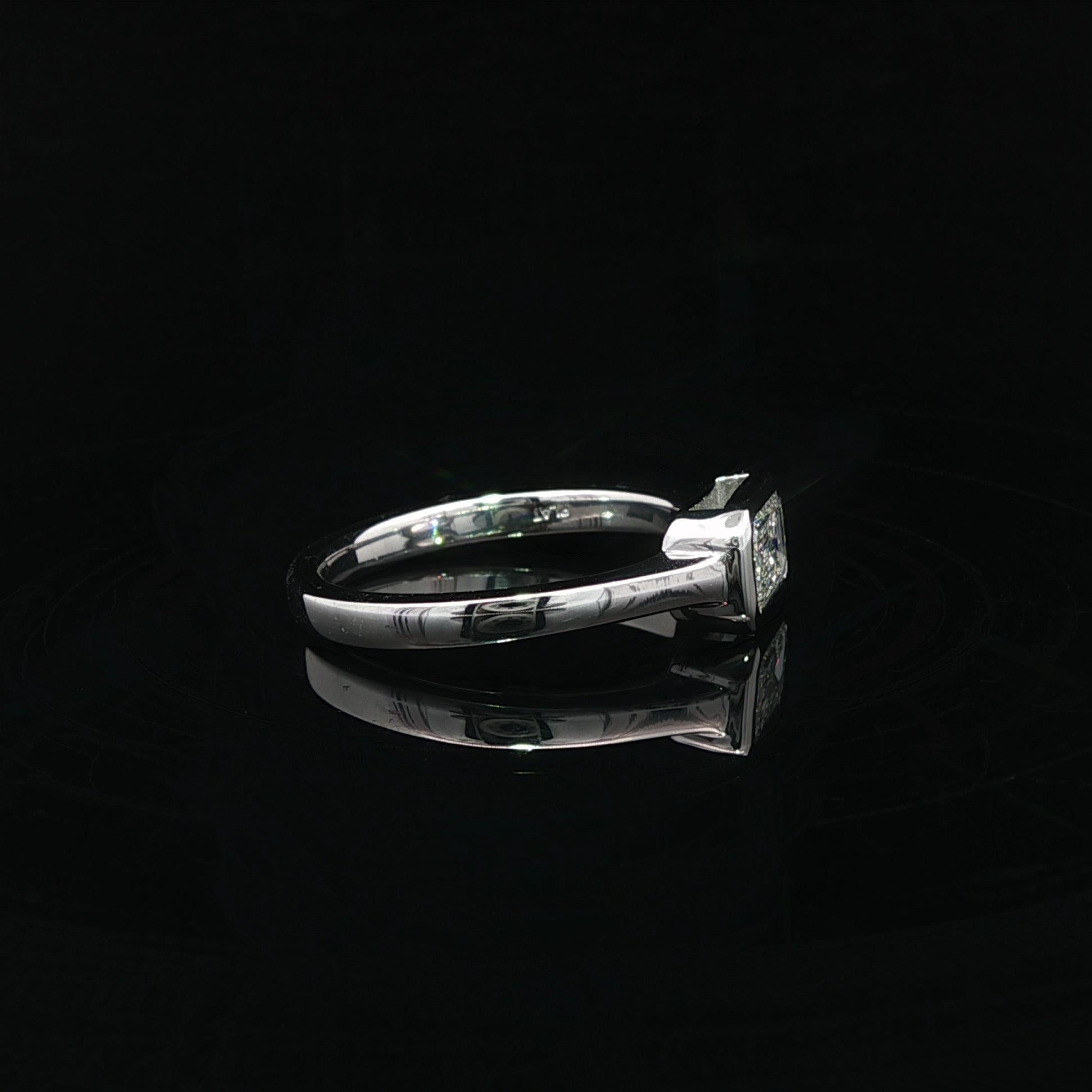 Platin GIA Länglicher Smaragd Schliff .80ct Diamant Lünette Solitär Ost-West Ring im Angebot 8