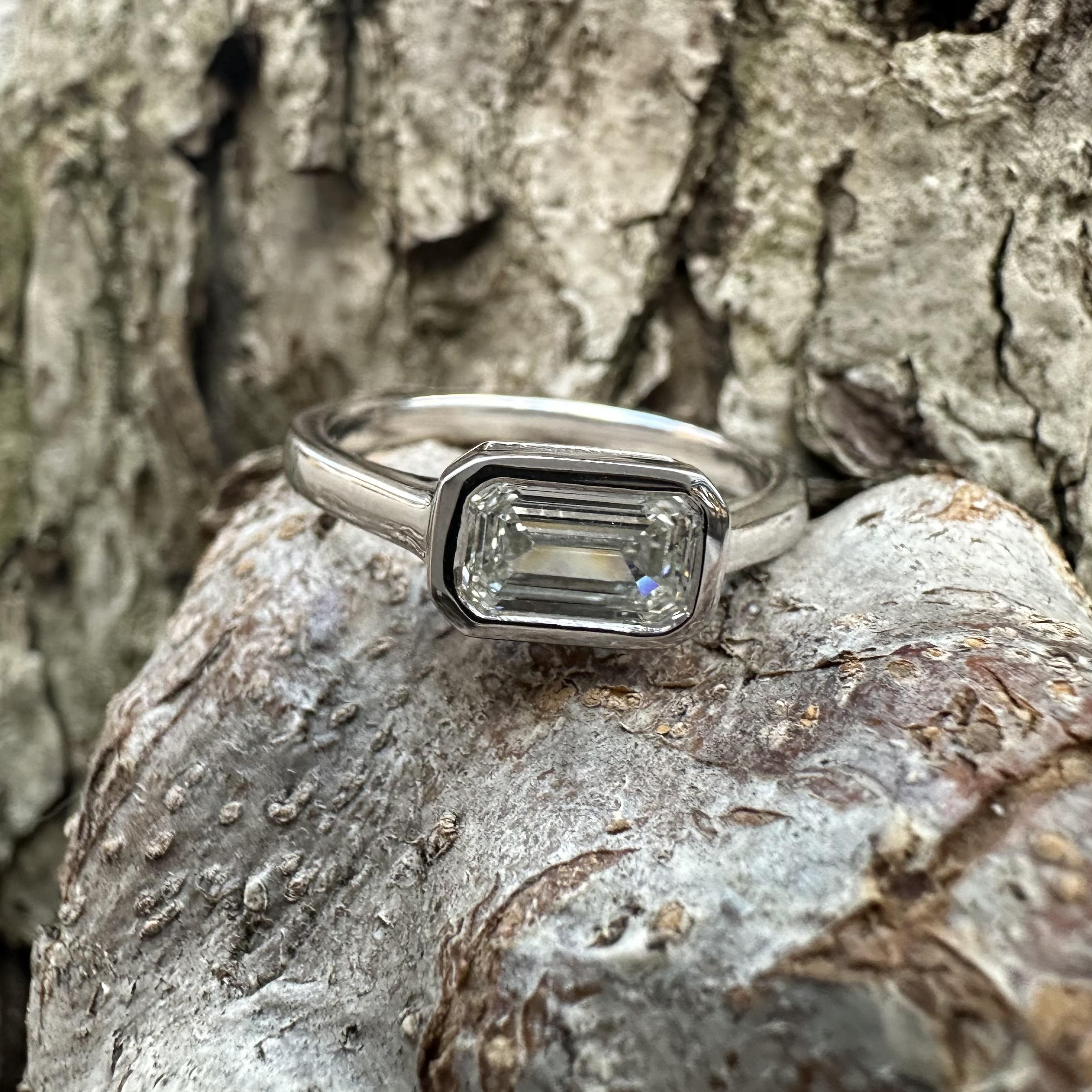 Platin GIA Länglicher Smaragd Schliff .80ct Diamant Lünette Solitär Ost-West Ring im Angebot 10