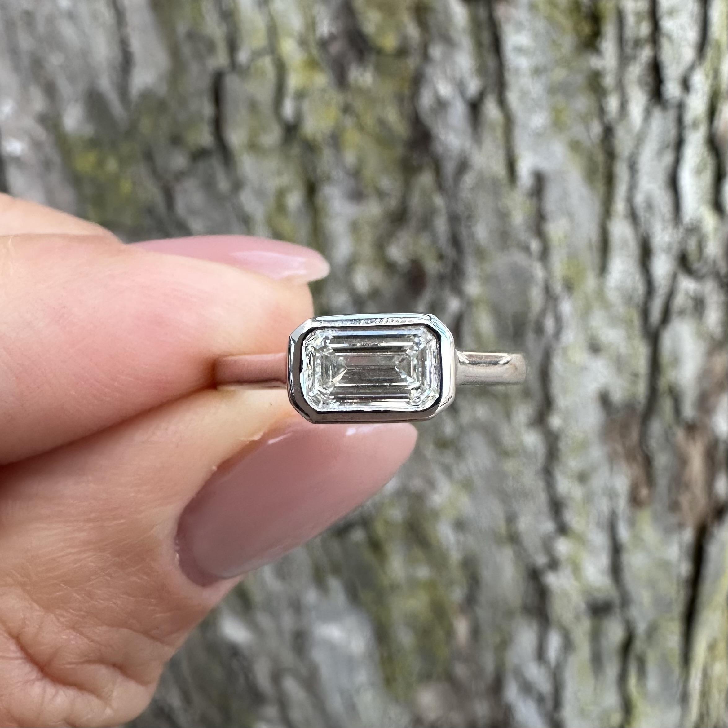 Platin GIA Länglicher Smaragd Schliff .80ct Diamant Lünette Solitär Ost-West Ring im Angebot 11