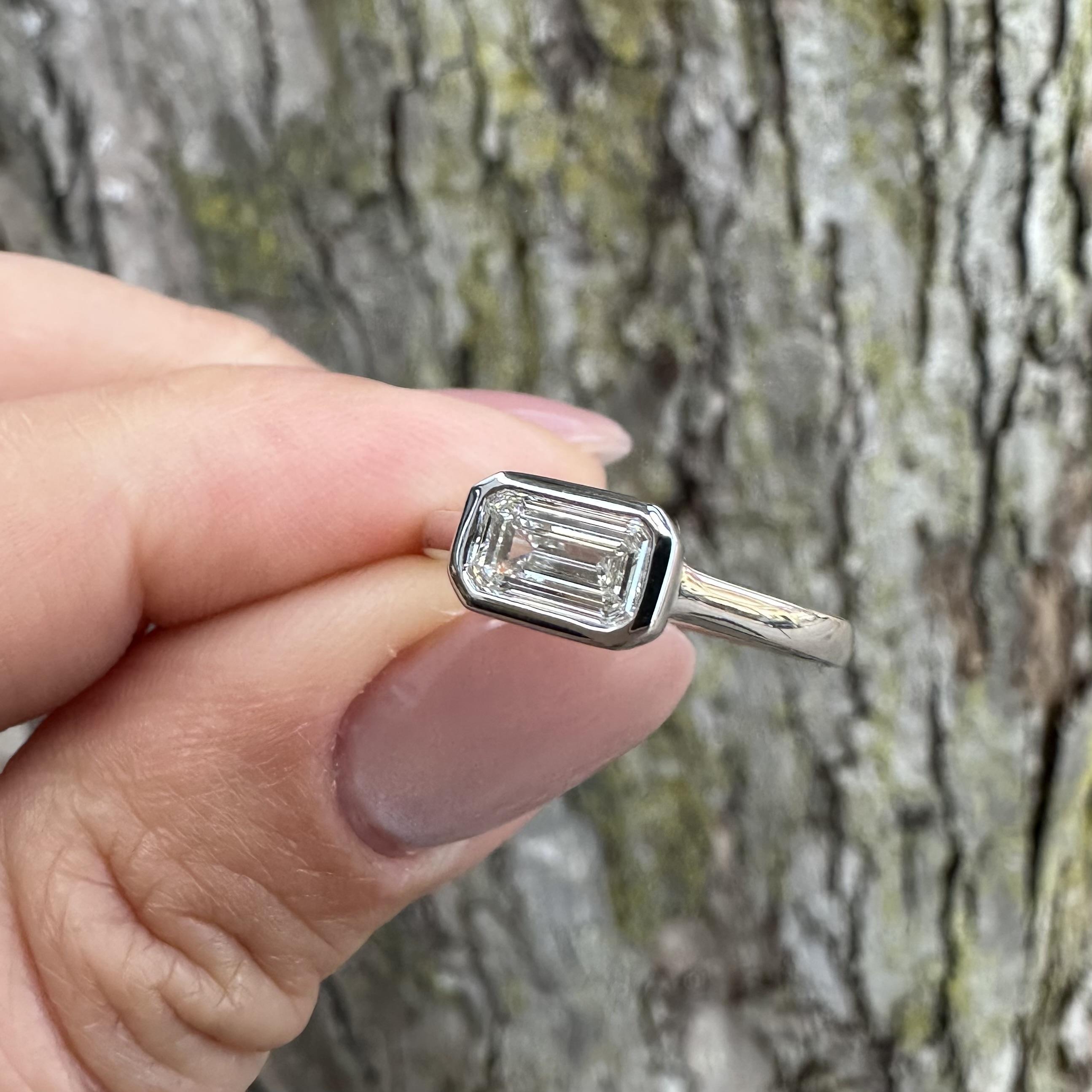 Platin GIA Länglicher Smaragd Schliff .80ct Diamant Lünette Solitär Ost-West Ring im Angebot 12