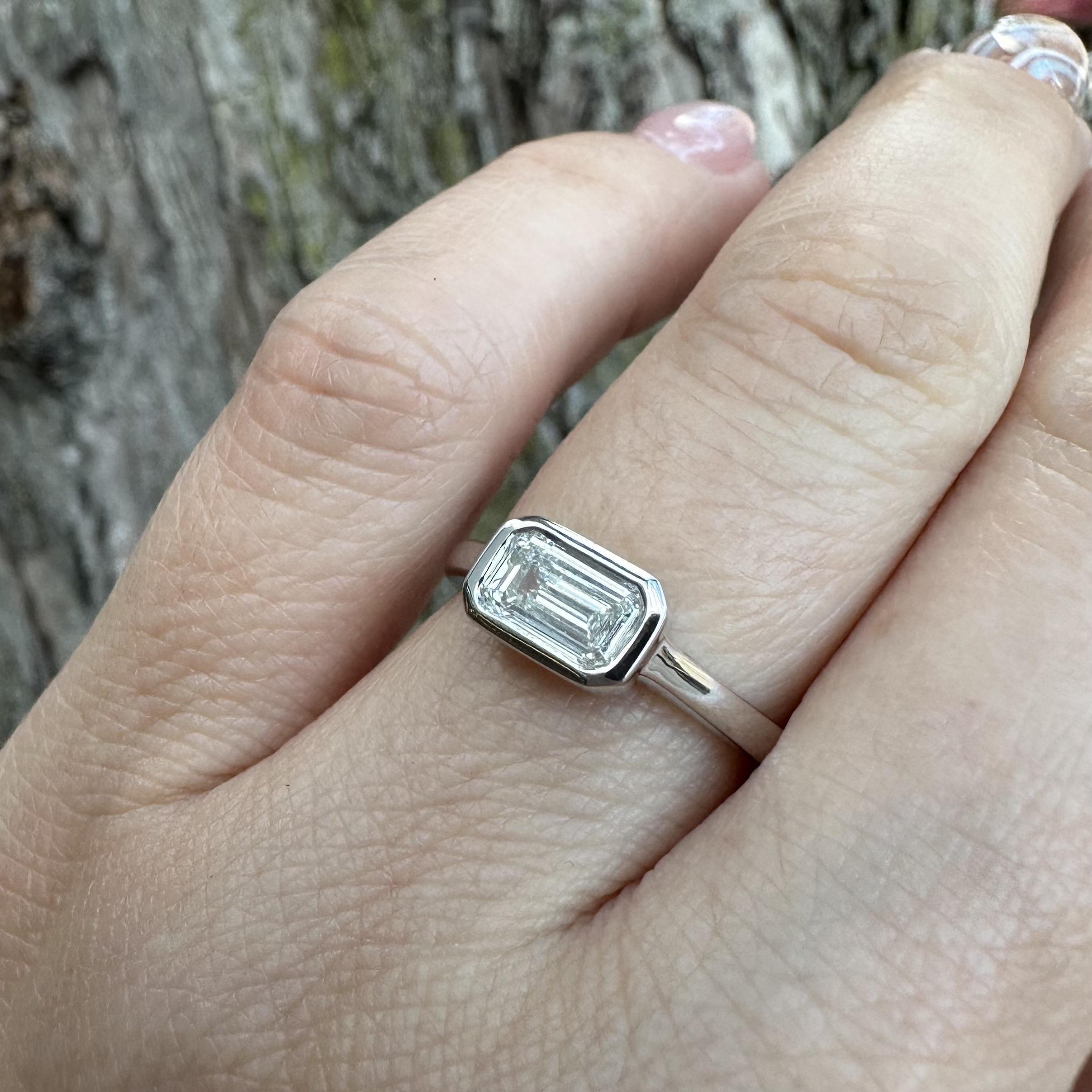 Platin GIA Länglicher Smaragd Schliff .80ct Diamant Lünette Solitär Ost-West Ring im Angebot 13