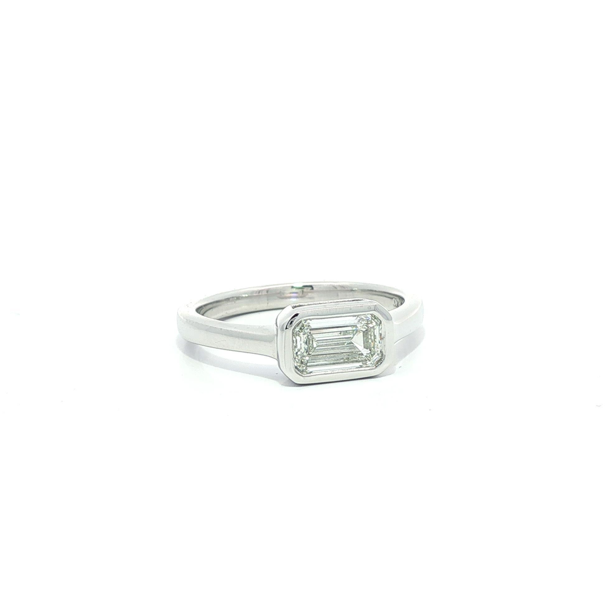 Platin GIA Länglicher Smaragd Schliff .80ct Diamant Lünette Solitär Ost-West Ring (Smaragdschliff) im Angebot