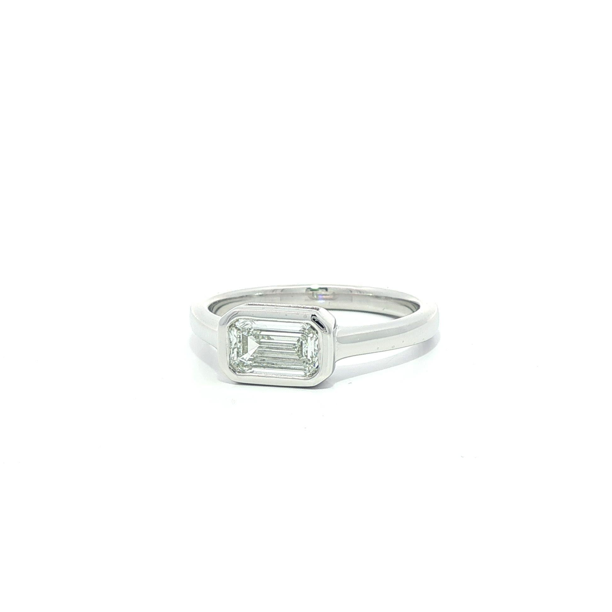 Platin GIA Länglicher Smaragd Schliff .80ct Diamant Lünette Solitär Ost-West Ring im Zustand „Neu“ im Angebot in Montclair, NJ