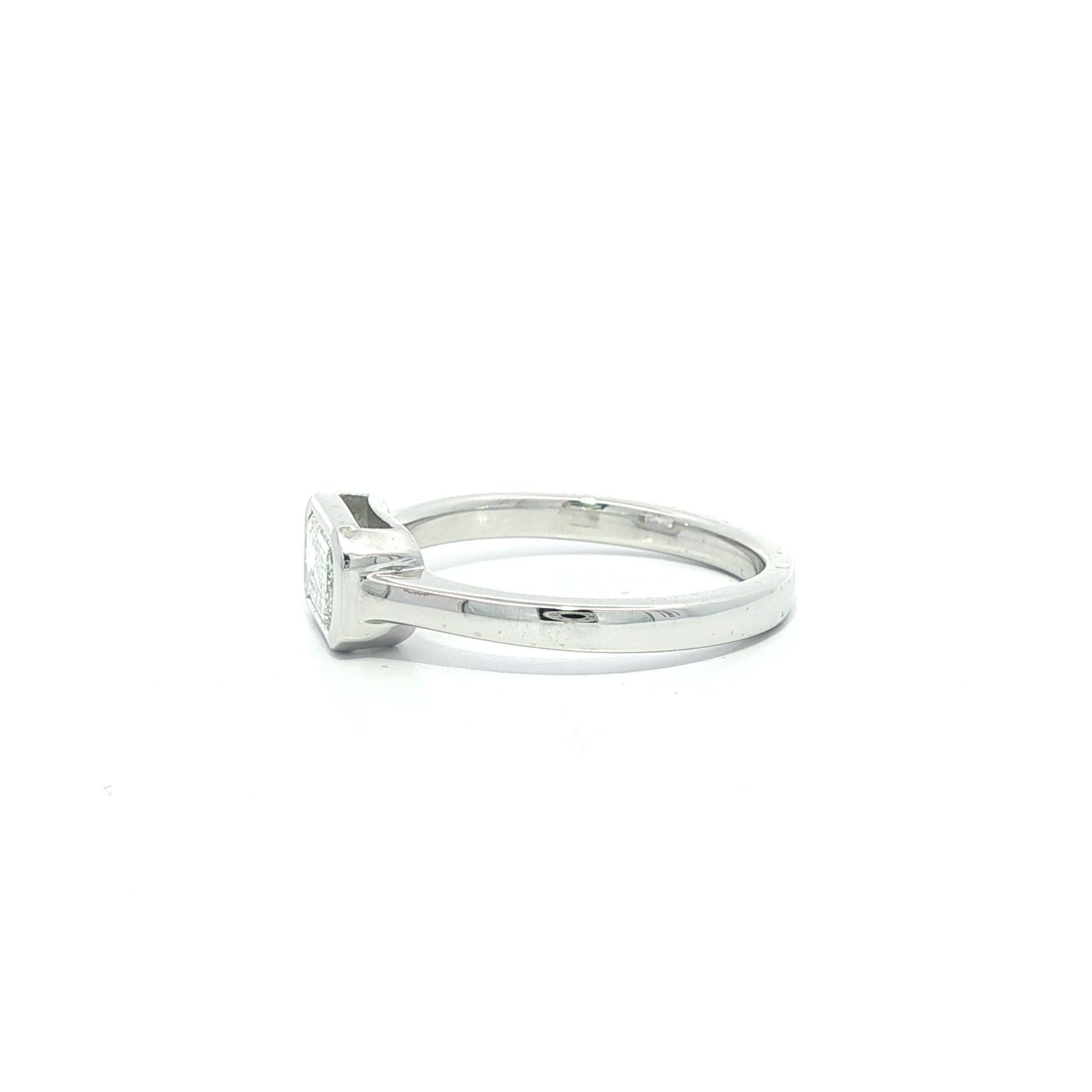 Platin GIA Länglicher Smaragd Schliff .80ct Diamant Lünette Solitär Ost-West Ring Damen im Angebot