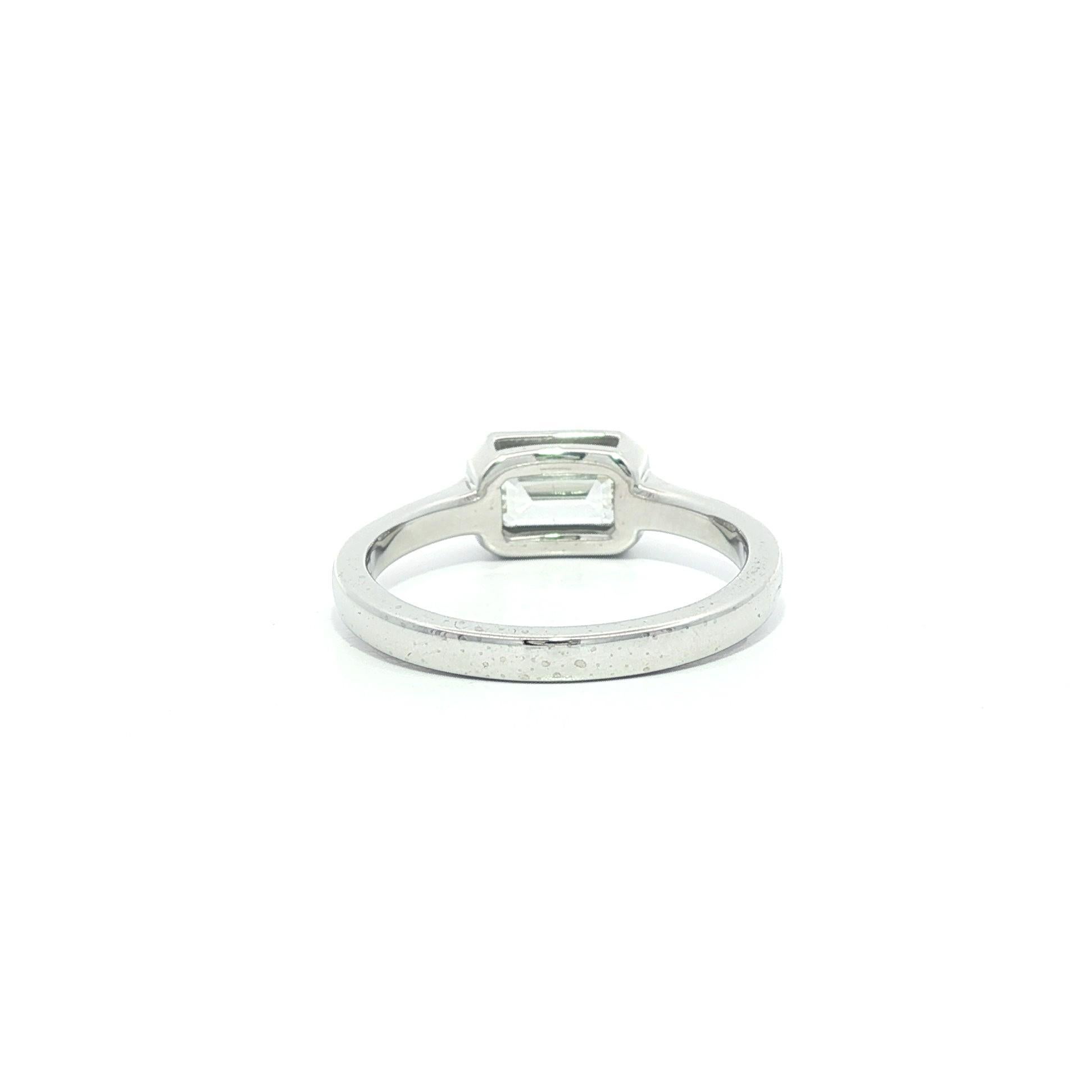 Platin GIA Länglicher Smaragd Schliff .80ct Diamant Lünette Solitär Ost-West Ring im Angebot 1