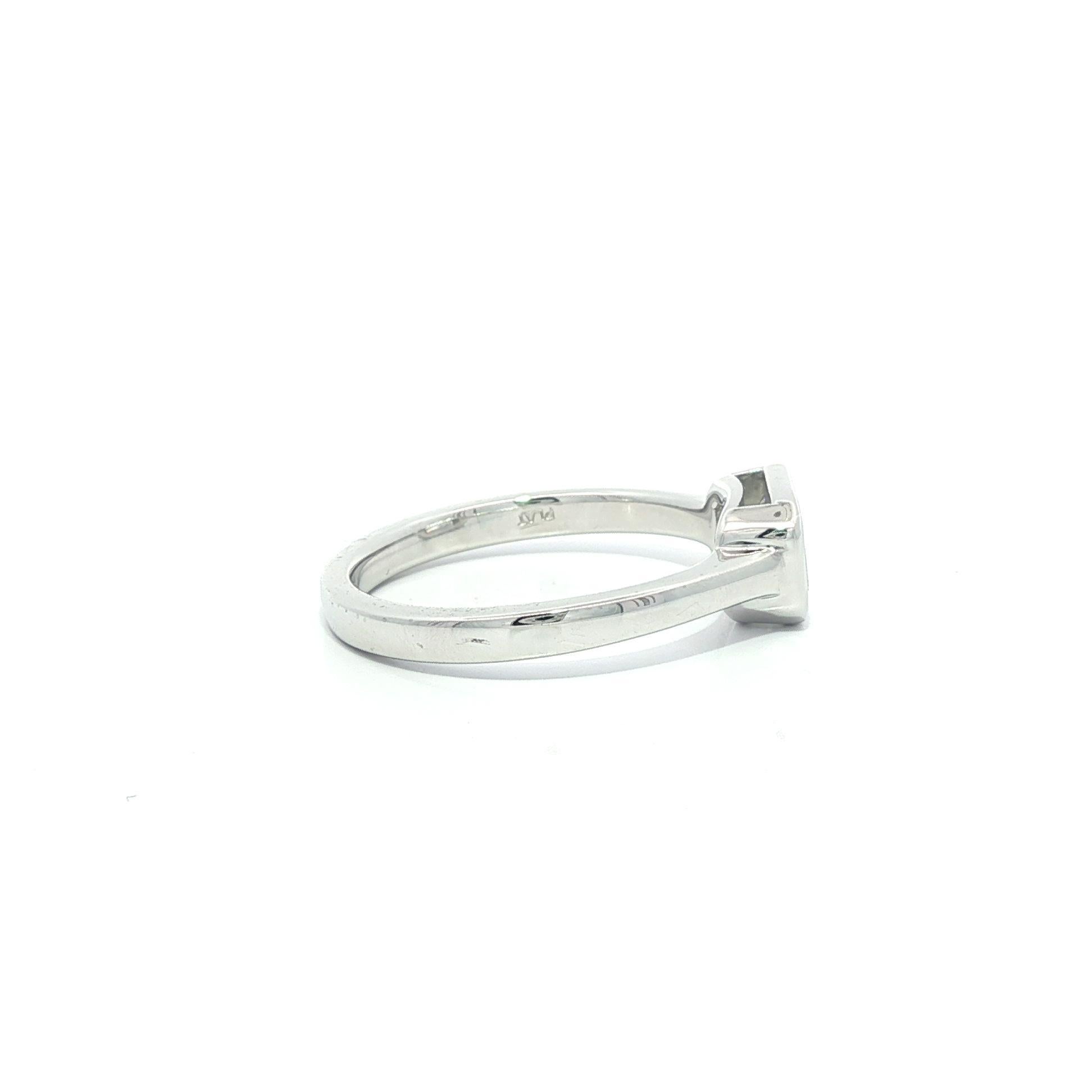 Platin GIA Länglicher Smaragd Schliff .80ct Diamant Lünette Solitär Ost-West Ring im Angebot 2