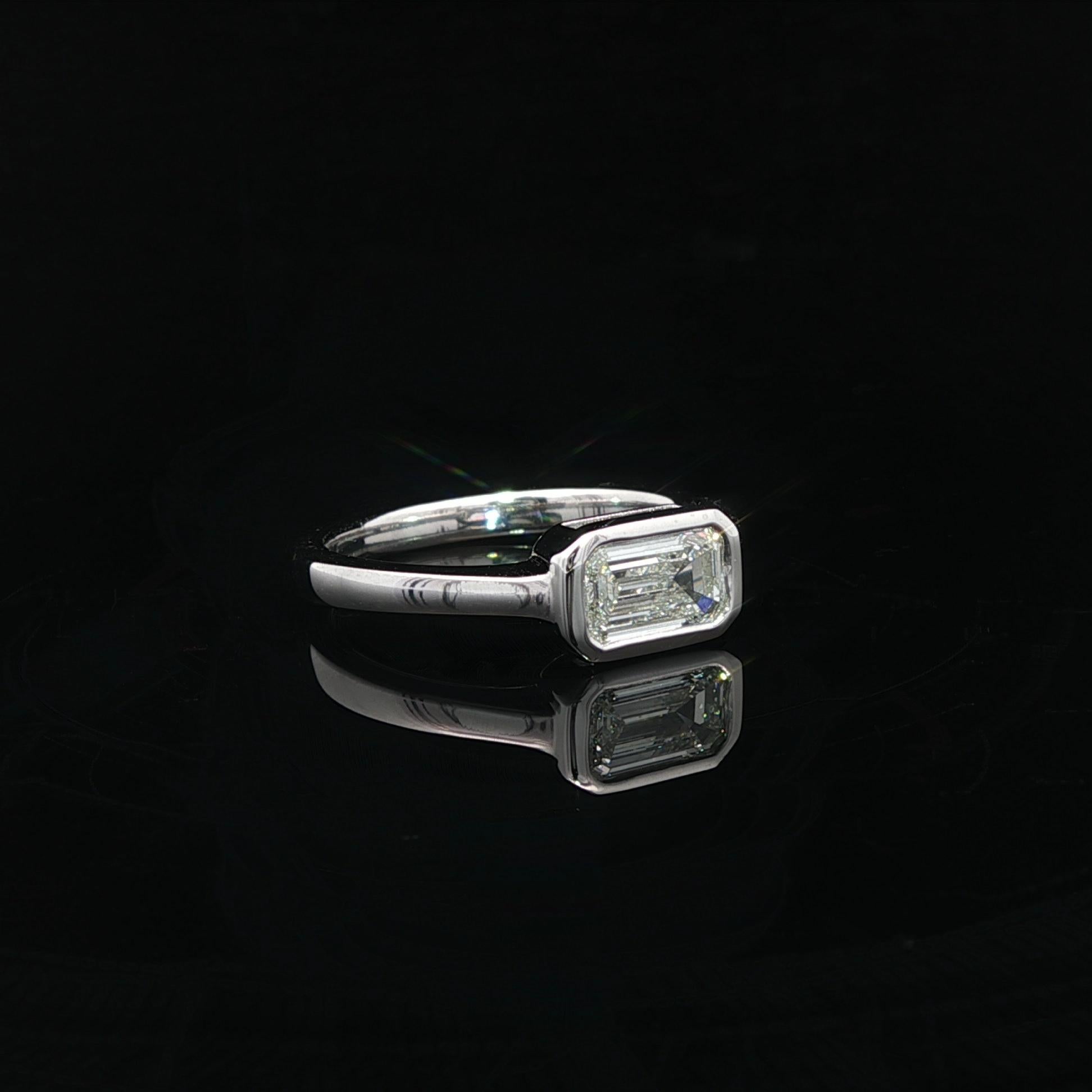 Platin GIA Länglicher Smaragd Schliff .80ct Diamant Lünette Solitär Ost-West Ring im Angebot 4