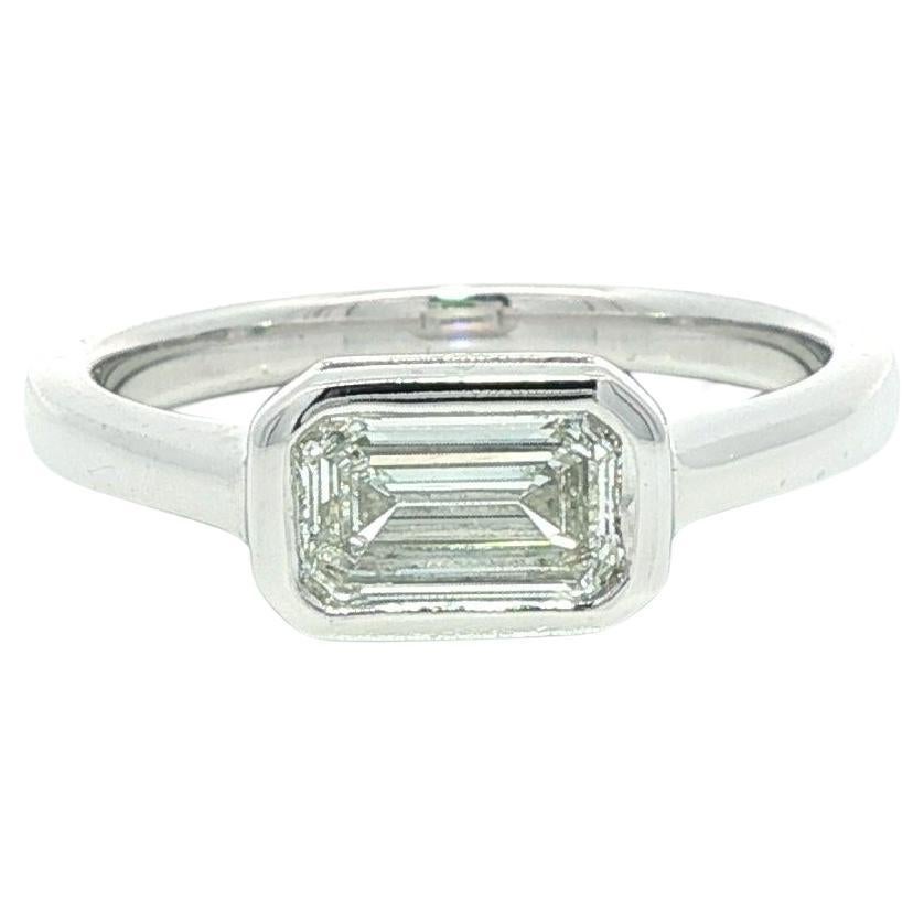Platin GIA Länglicher Smaragd Schliff .80ct Diamant Lünette Solitär Ost-West Ring im Angebot