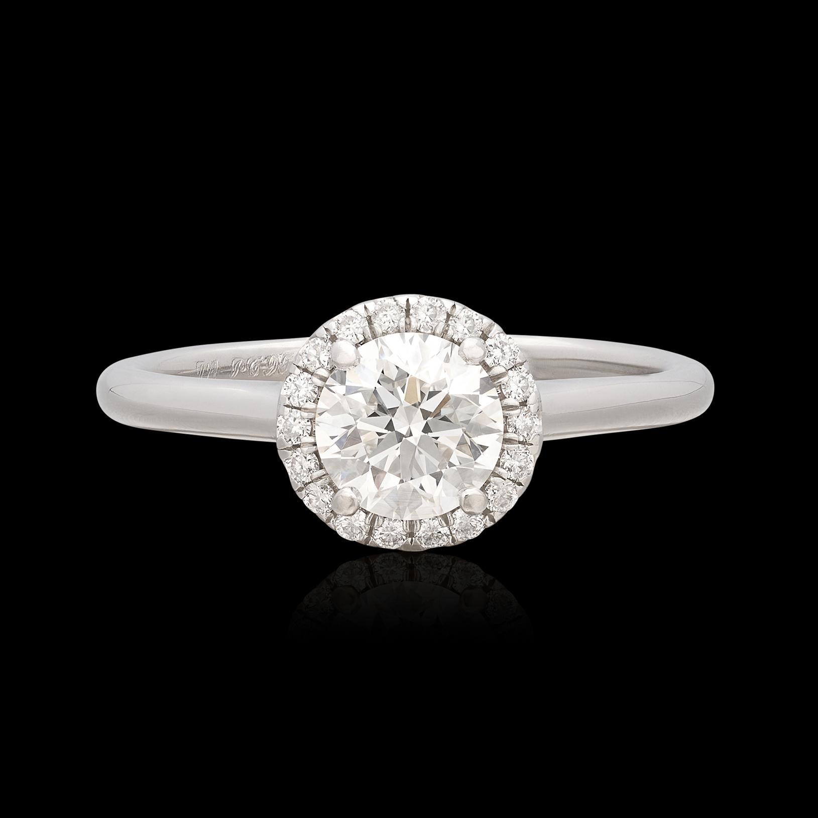 Taglio rotondo Anello con diamante aureolato in platino GIA F/VS2 in vendita