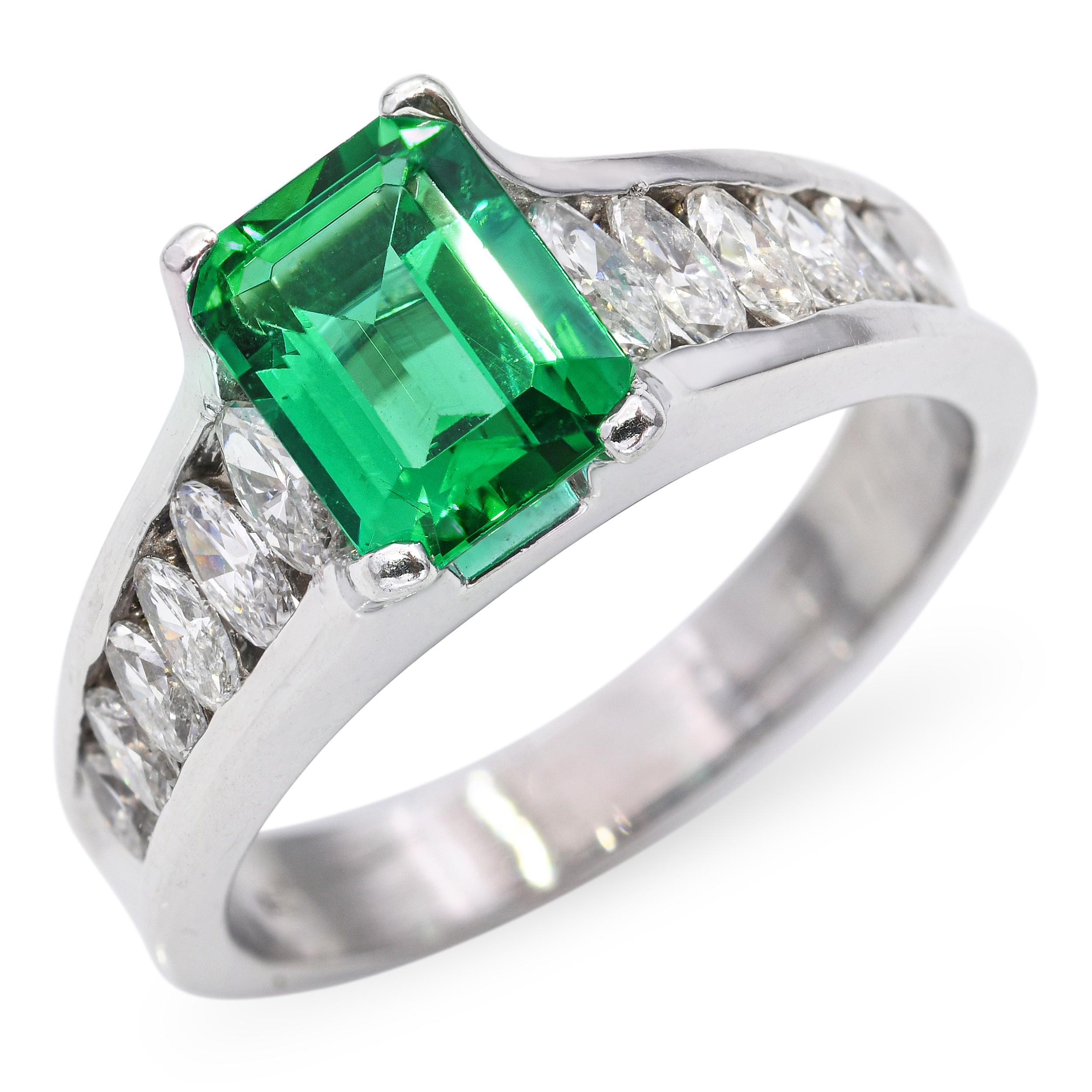 Bague vintage en platine GIA F1 1.80ct Zambian Emerald and Diamond, mettant en valeur une émeraude vert vif de 1.80 carat certifiée GIA d'origine zambienne, classée F1 pour une amélioration mineure de la clarté. La pierre centrale est rehaussée