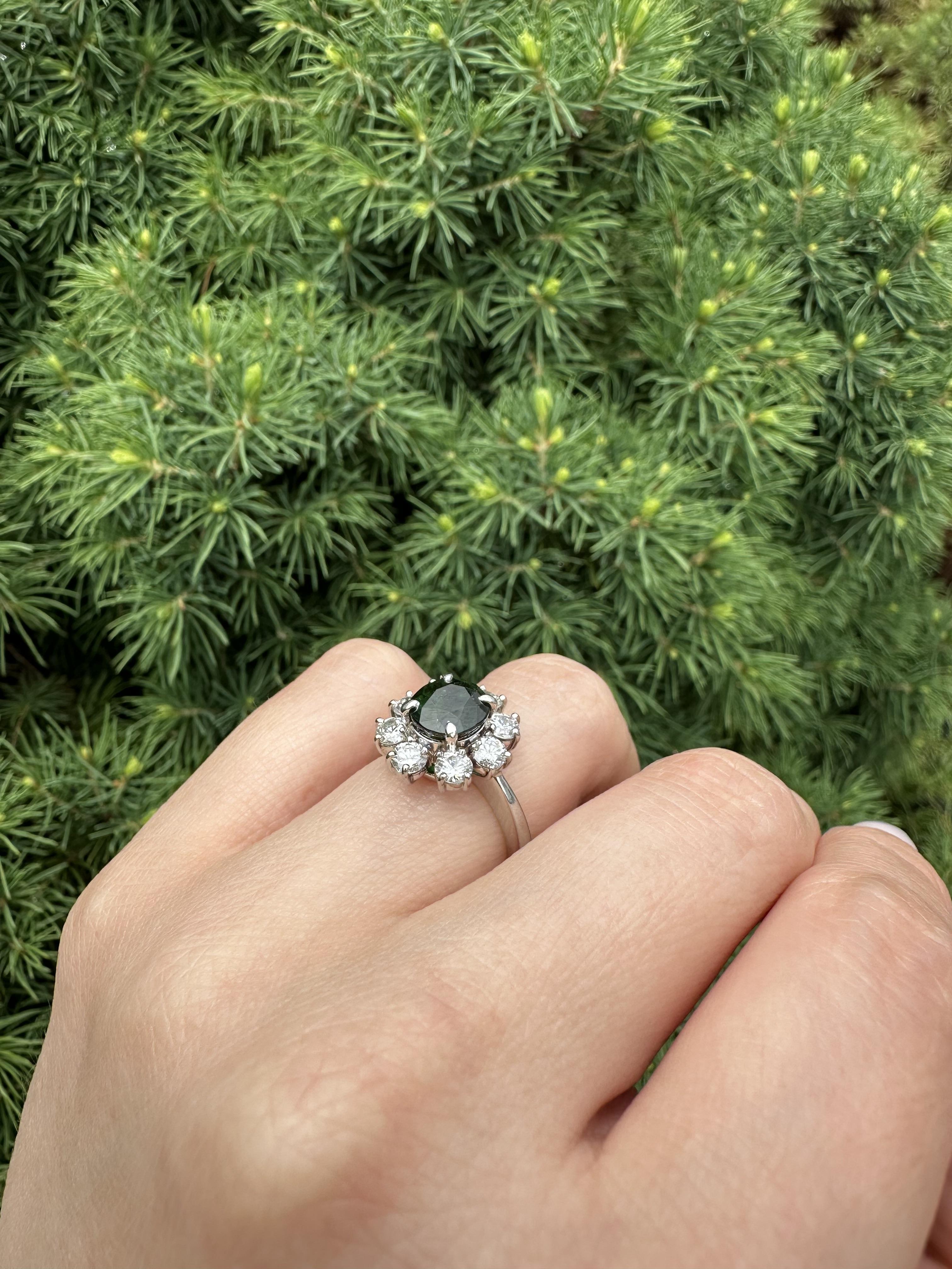 Taille ovale Platinum GIA High Quality 3.21ctw Tsavorite w/ Diamond Halo Flower Cluster Ring en vente