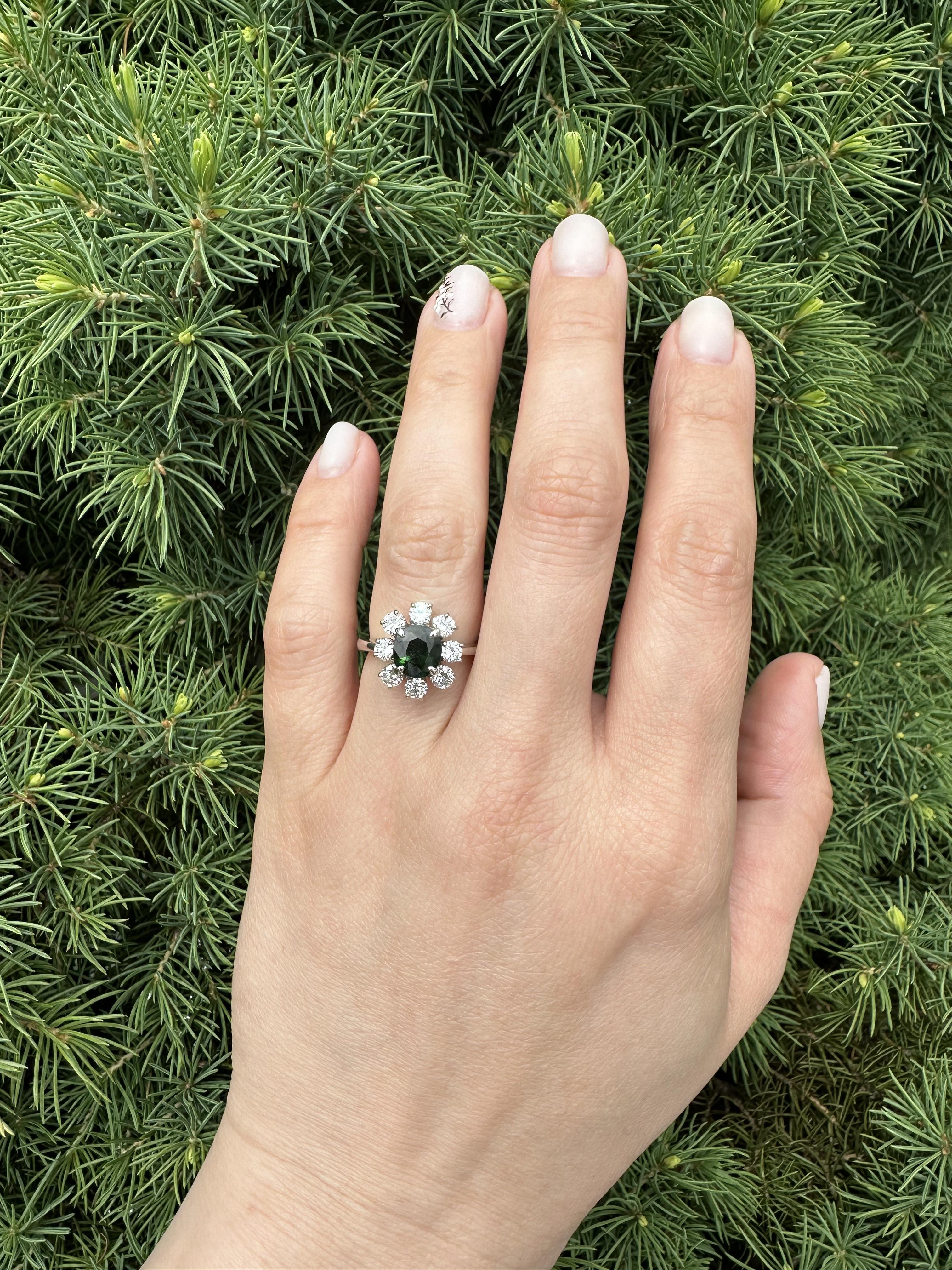 Platinum GIA High Quality 3.21ctw Tsavorite w/ Diamond Halo Flower Cluster Ring en vente 3
