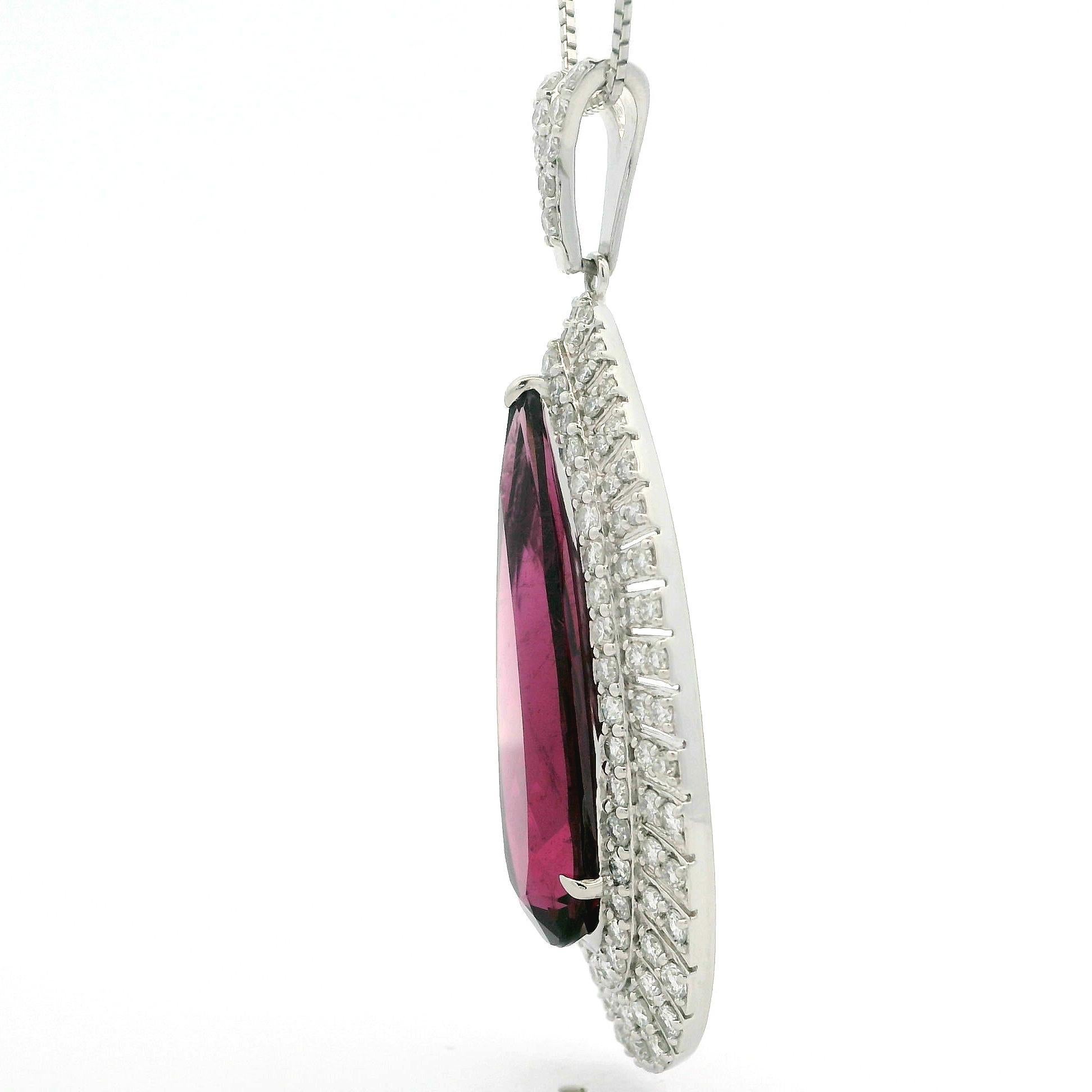Collana con ciondolo in platino GIA a forma di pera grande con tormalina rubellite e diamanti in vendita 3