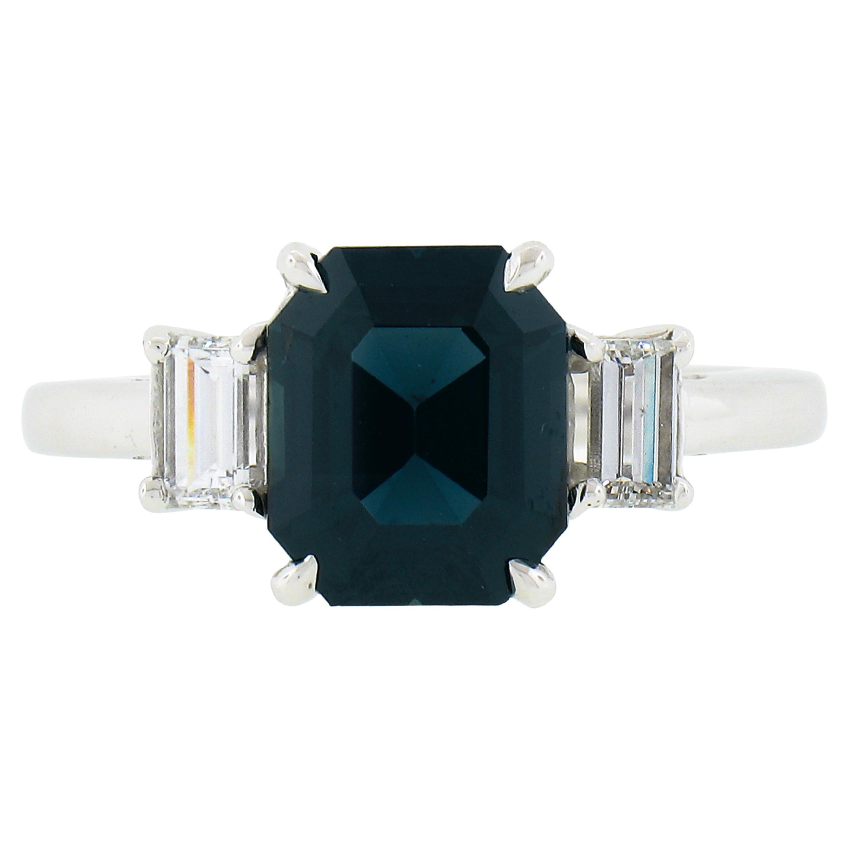 Bague 3 pierres en platine GIA saphir octogonal bleu verdâtre sans chaleur et diamant en vente