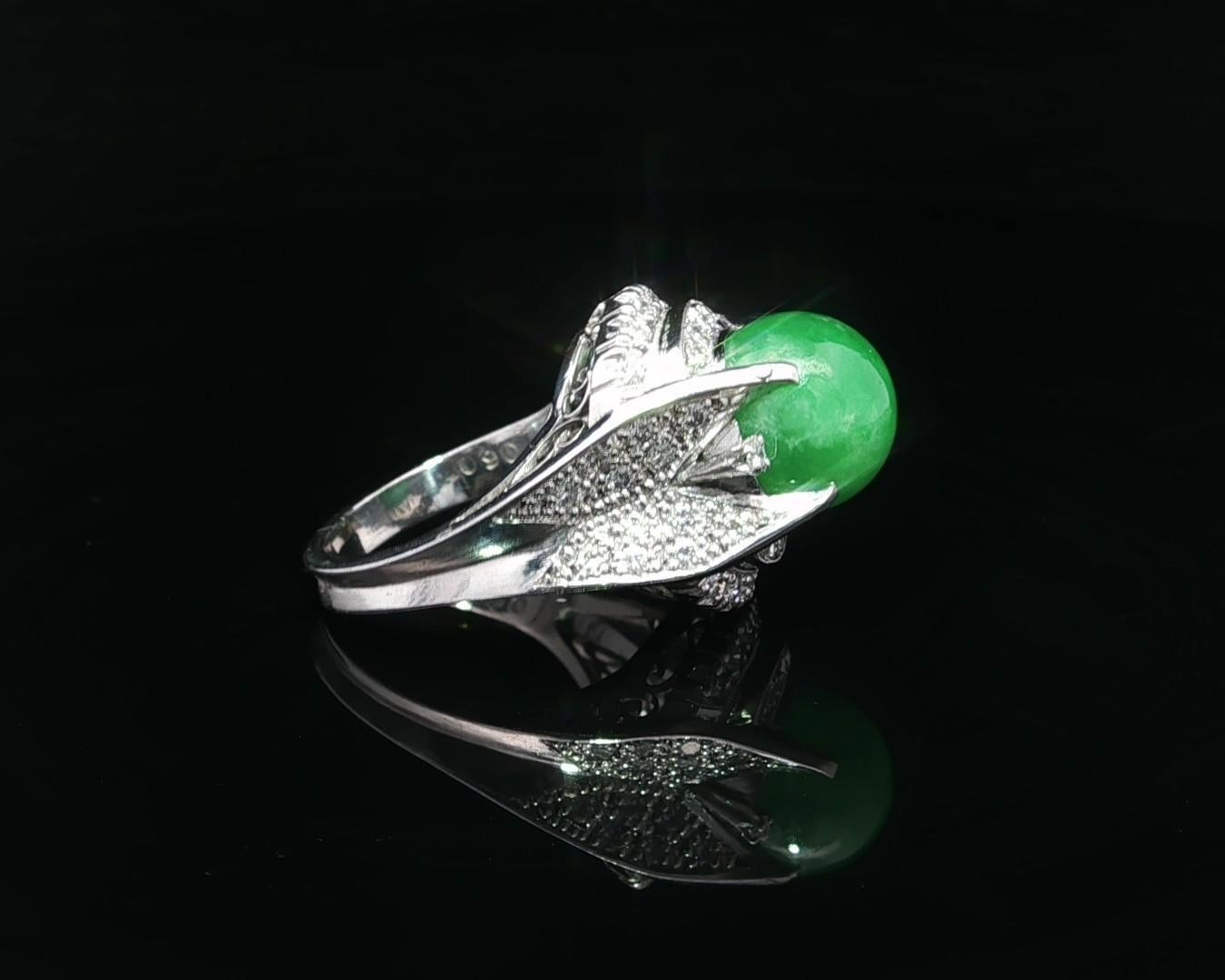 Cabochon Anello di platino GIA con sfera rotonda di giada Burma A e diamante di alto profilo in vendita