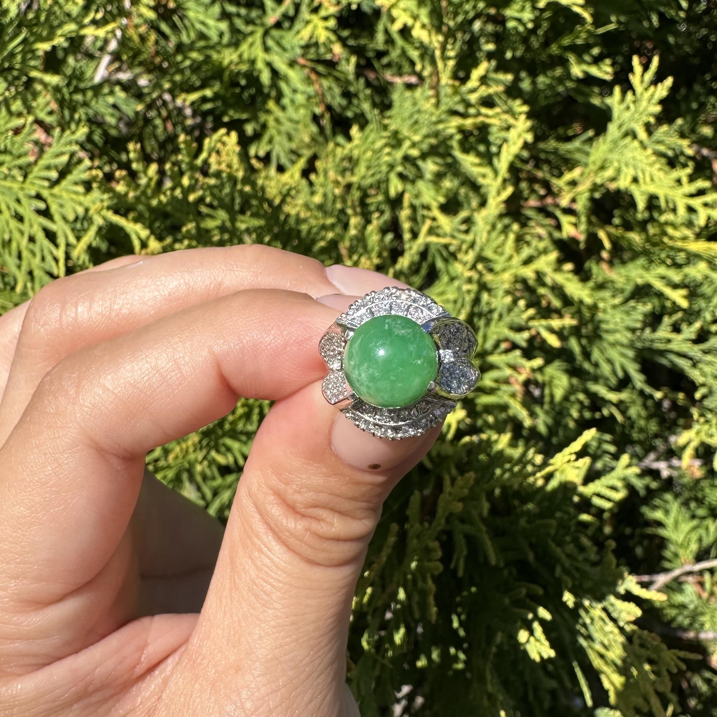 Donna Anello di platino GIA con sfera rotonda di giada Burma A e diamante di alto profilo in vendita