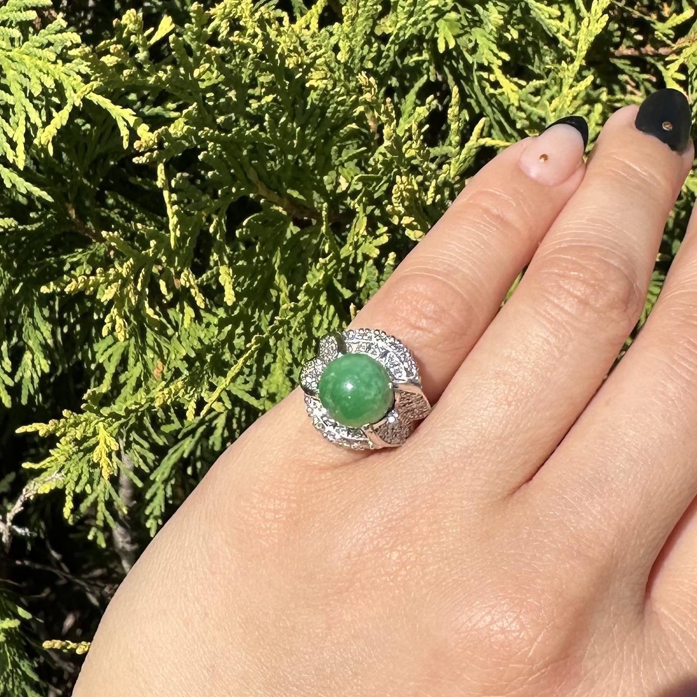 Anello di platino GIA con sfera rotonda di giada Burma A e diamante di alto profilo in vendita 2