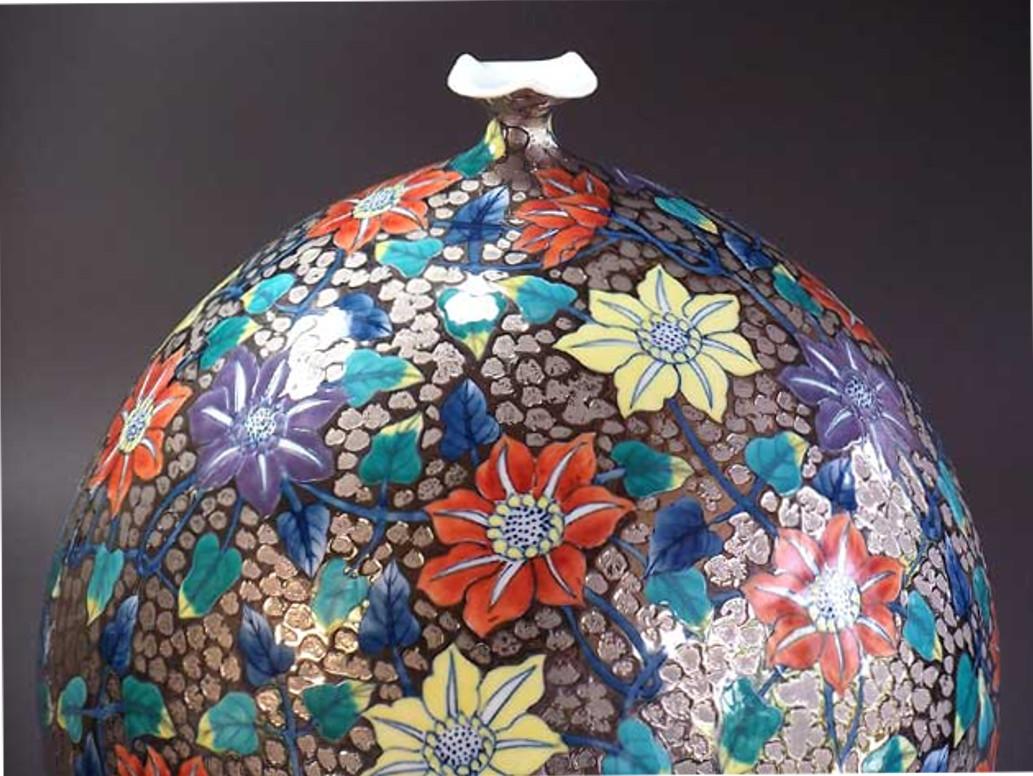 Exquisite große zeitgenössische Vase aus platinvergoldetem Porzellan, ein außergewöhnliches Stück, handgefertigt, handbemalt und signiert von einem weithin anerkannten Porzellanmeister aus der japanischen Region Imari-Arita. Der Künstler erhielt