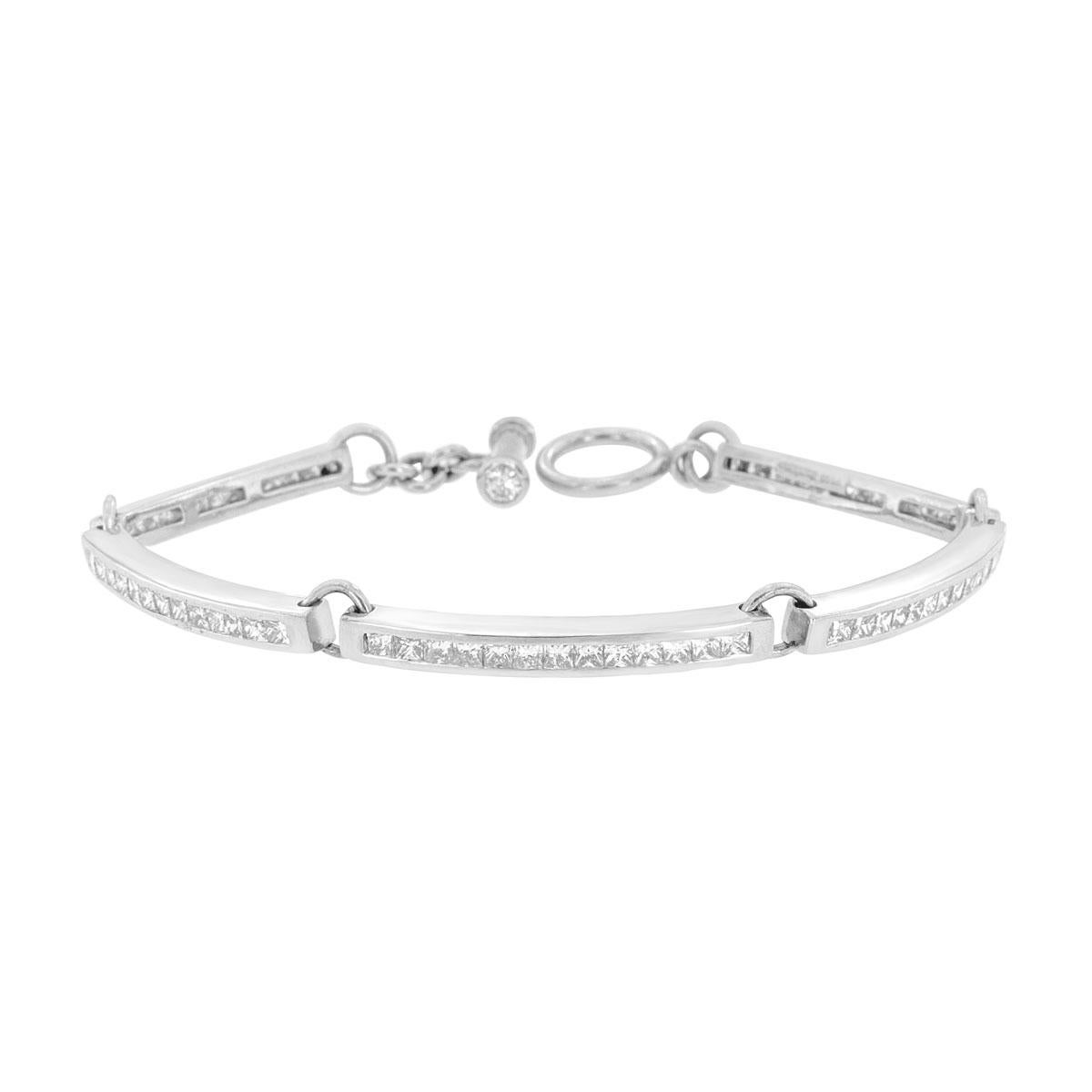 De nuestra exclusiva colección Gioia, esta pulsera artesanal muestra 65 diamantes en forma de princesa perfectamente combinados y engastados en canal en platino. Dos diamantes redondos están engastados en el cierre Toggle para crear una unidad